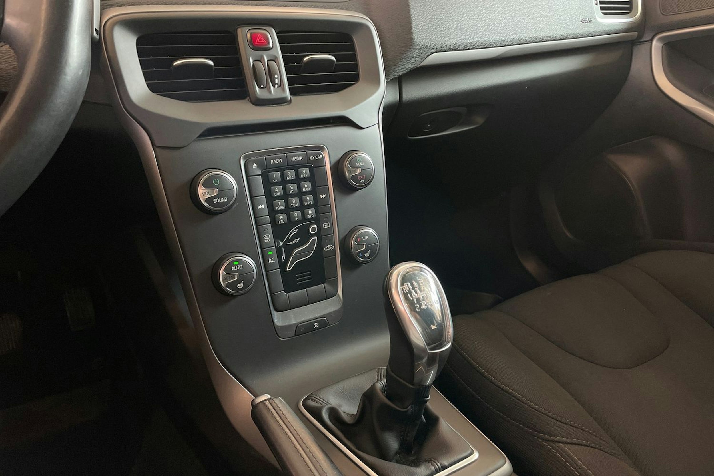 Harmaa Volvo V40 2013 kuva 22.