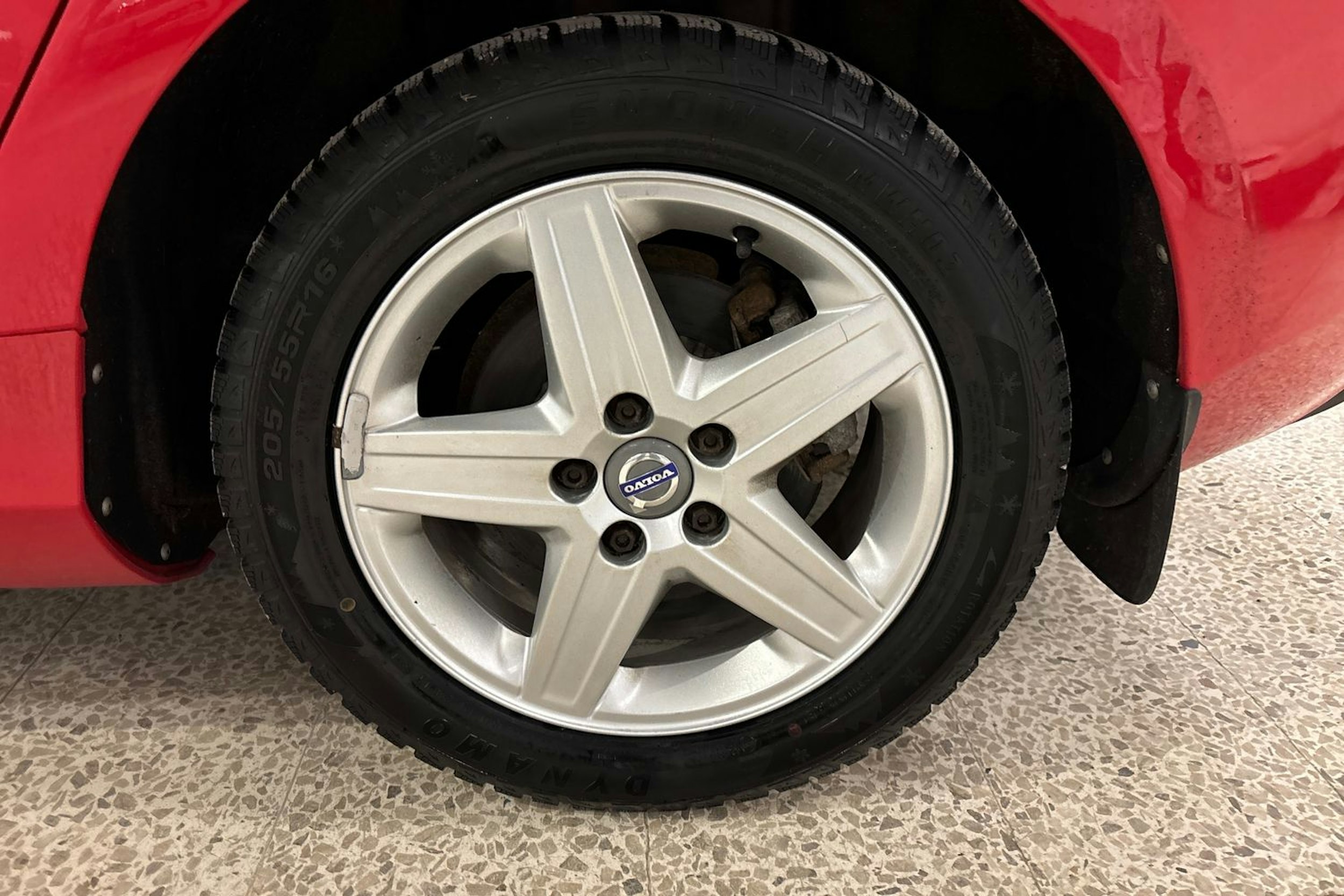 Punainen Volvo V40 2013 kuva 13.