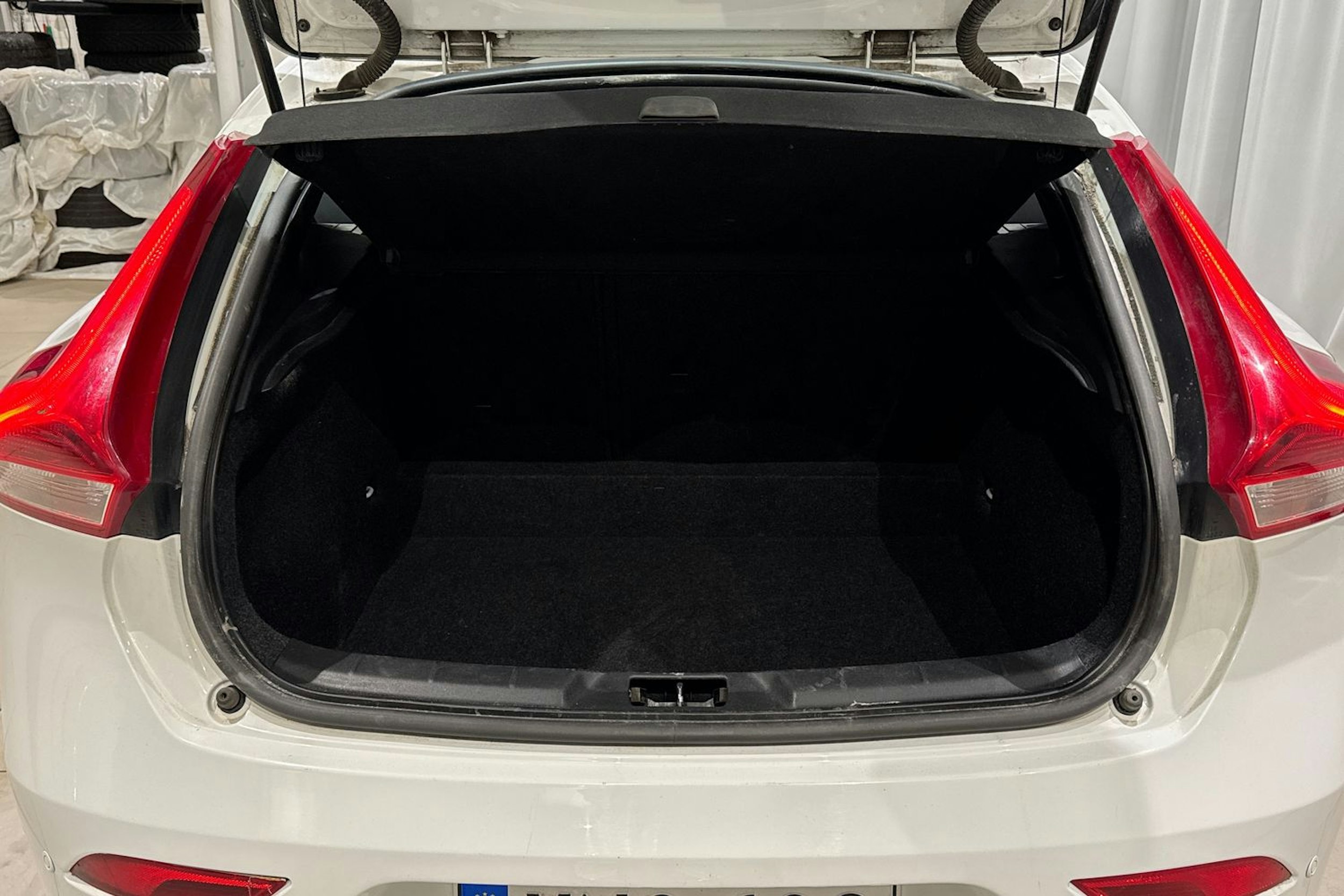 valkoinen Volvo V40 2013 kuva 15.