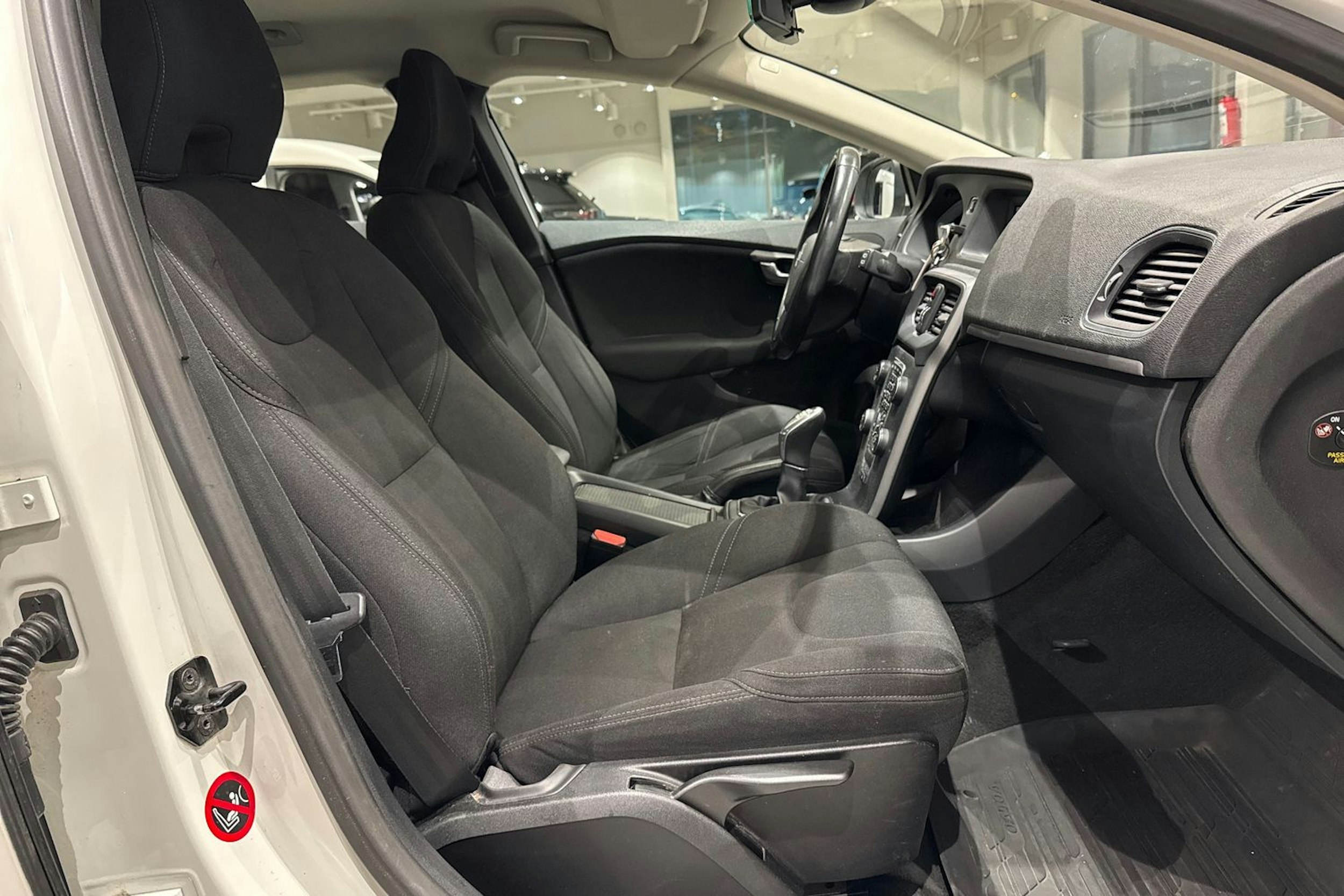 valkoinen Volvo V40 2013 kuva 16.