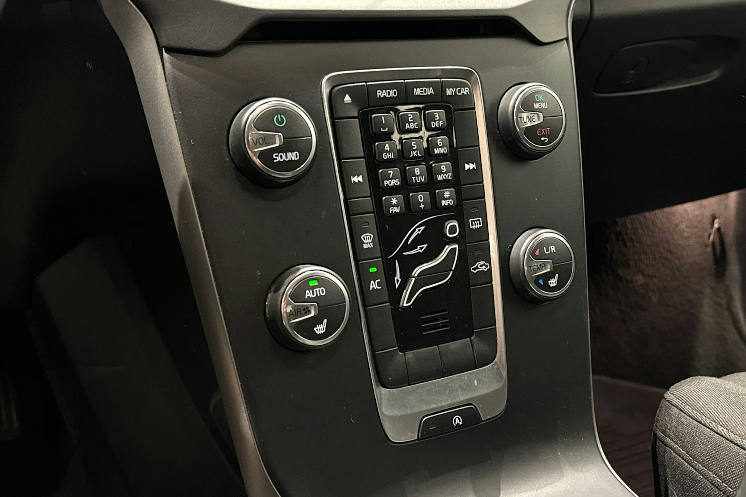 valkoinen Volvo V40 2013 kuva 22.