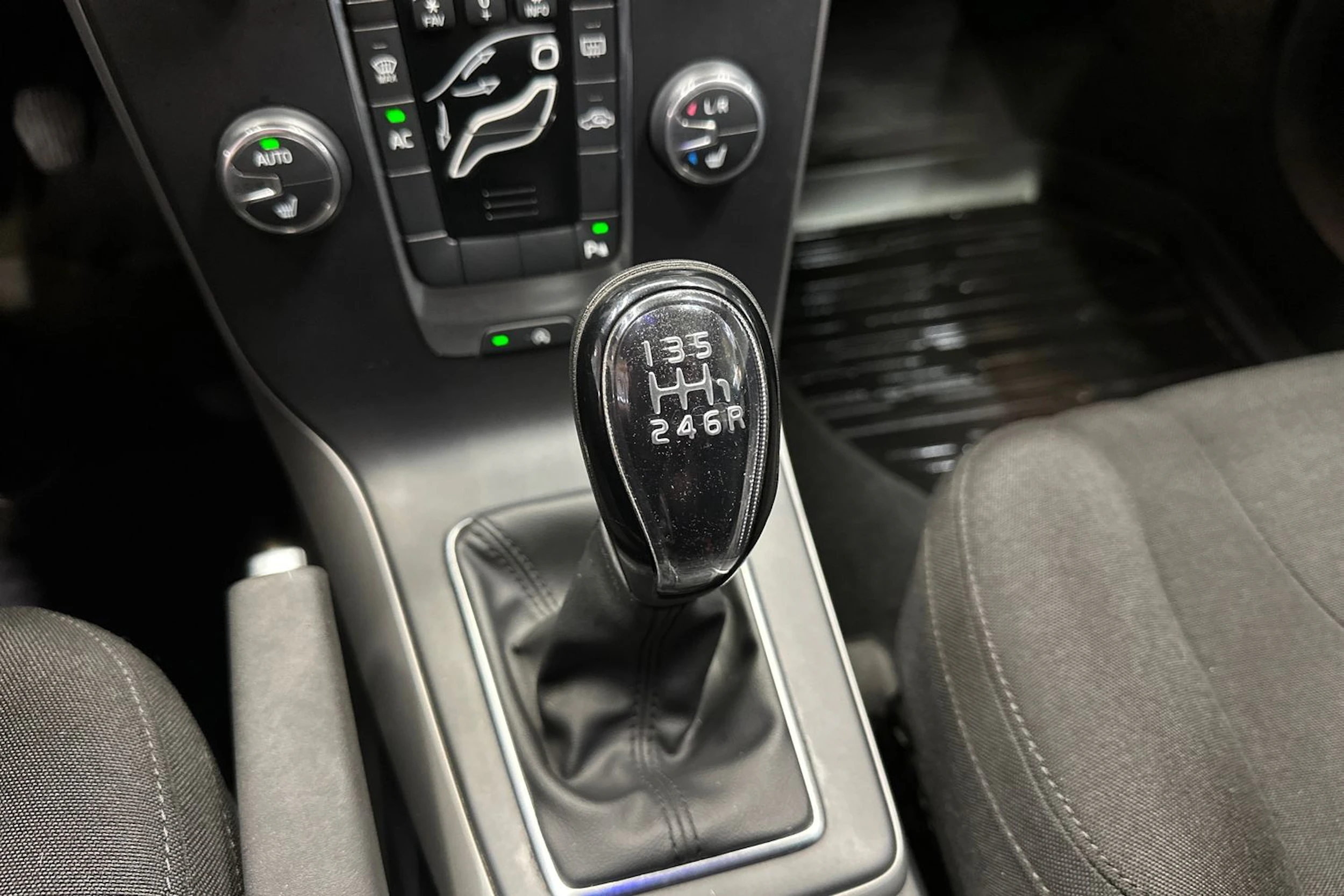 sininen Volvo V40 2013 kuva 15.