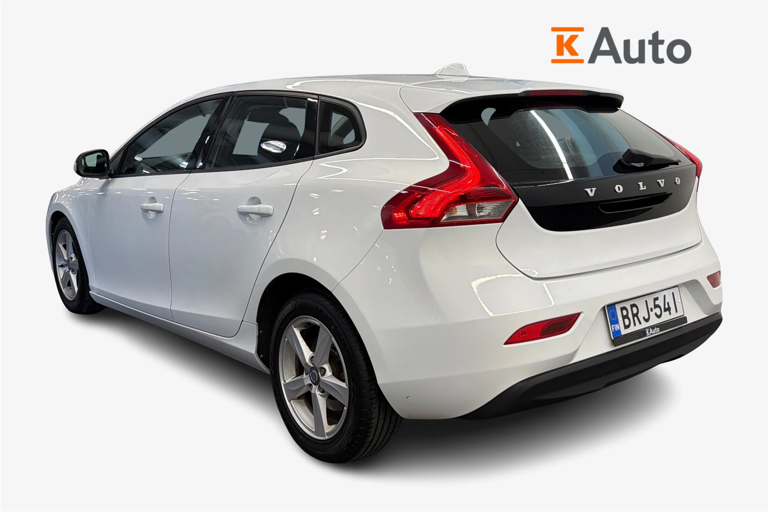 Valkoinen Volvo V40 2014 kuva 2.