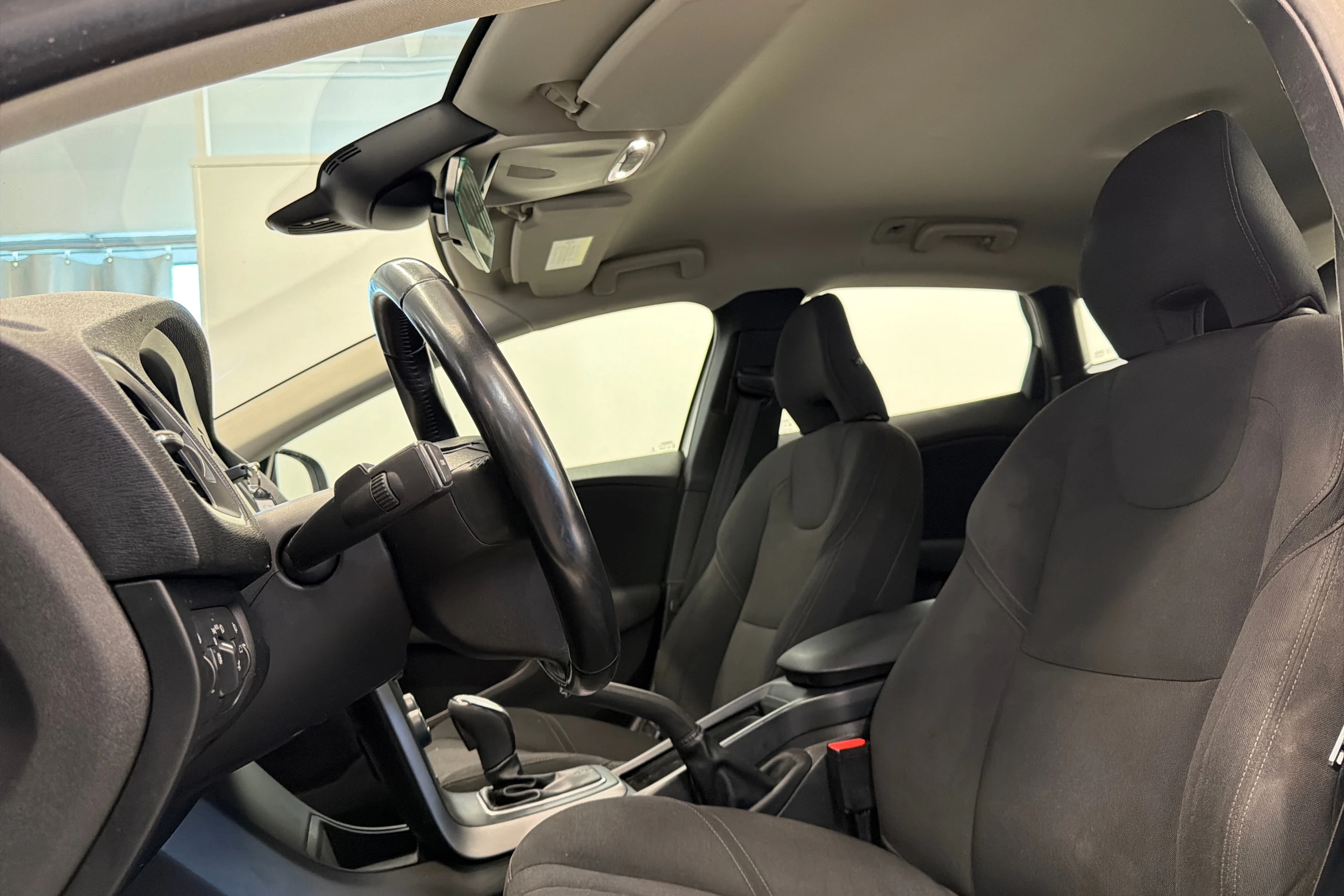 Valkoinen Volvo V40 2014 kuva 11.