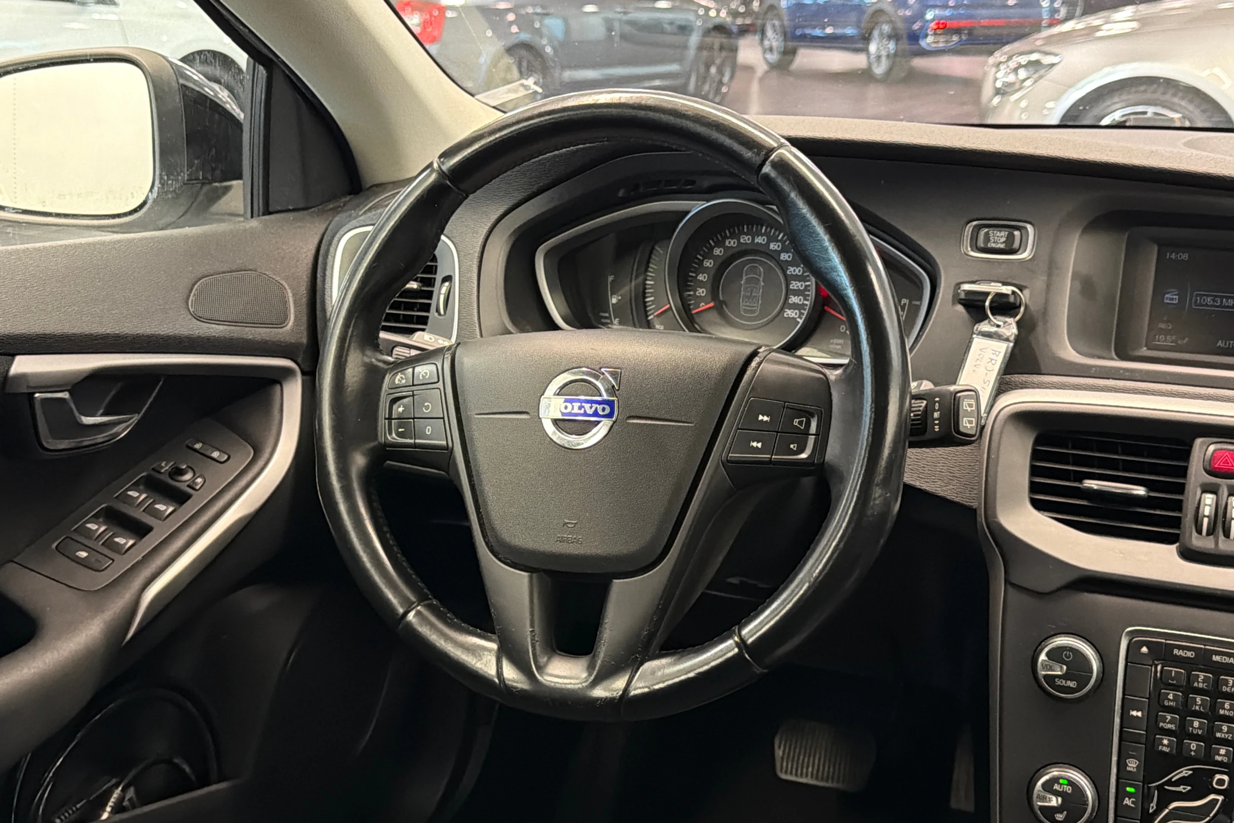 Valkoinen Volvo V40 2014 kuva 12.