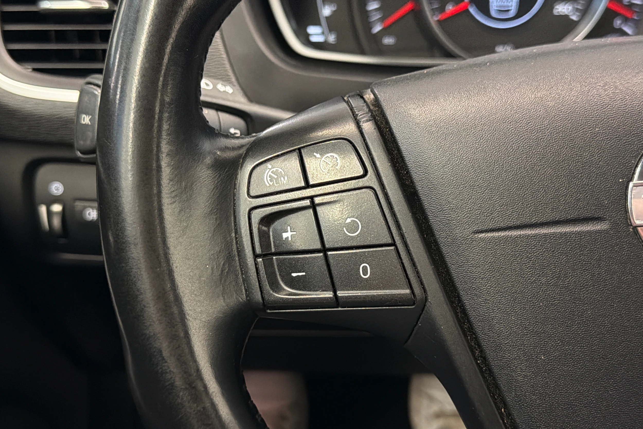 Valkoinen Volvo V40 2014 kuva 13.