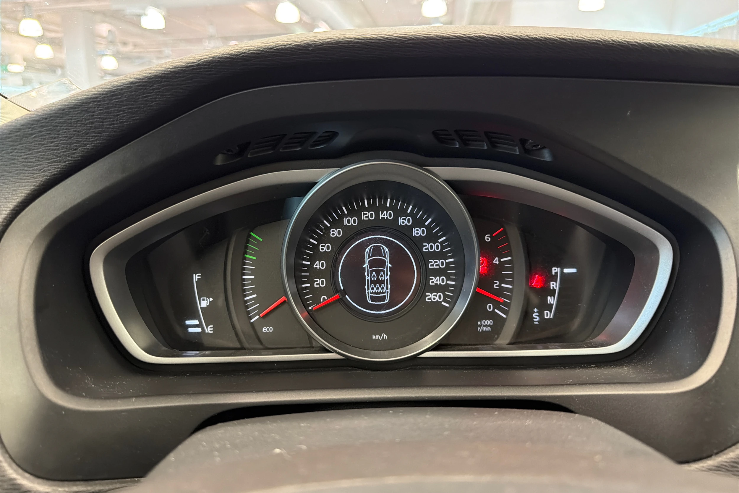 Valkoinen Volvo V40 2014 kuva 15.