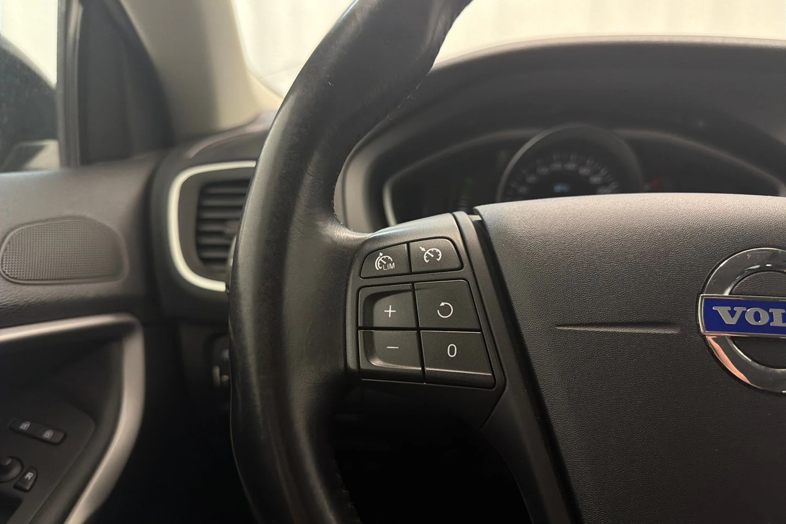 musta Volvo V40 2014 kuva 16.