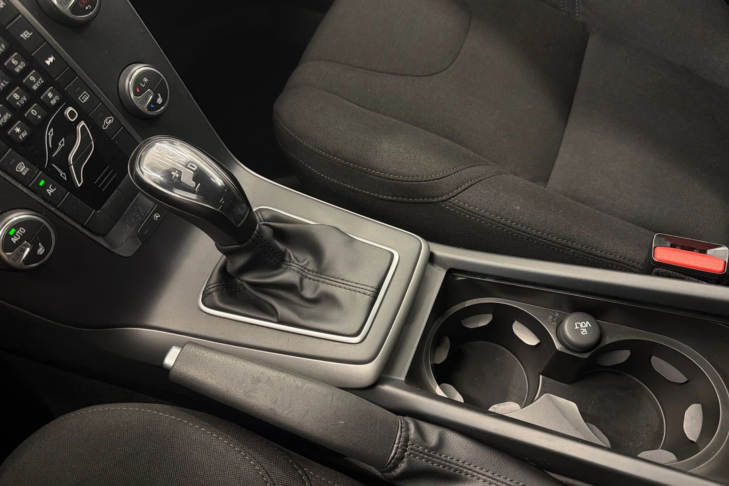 musta Volvo V40 2014 kuva 18.