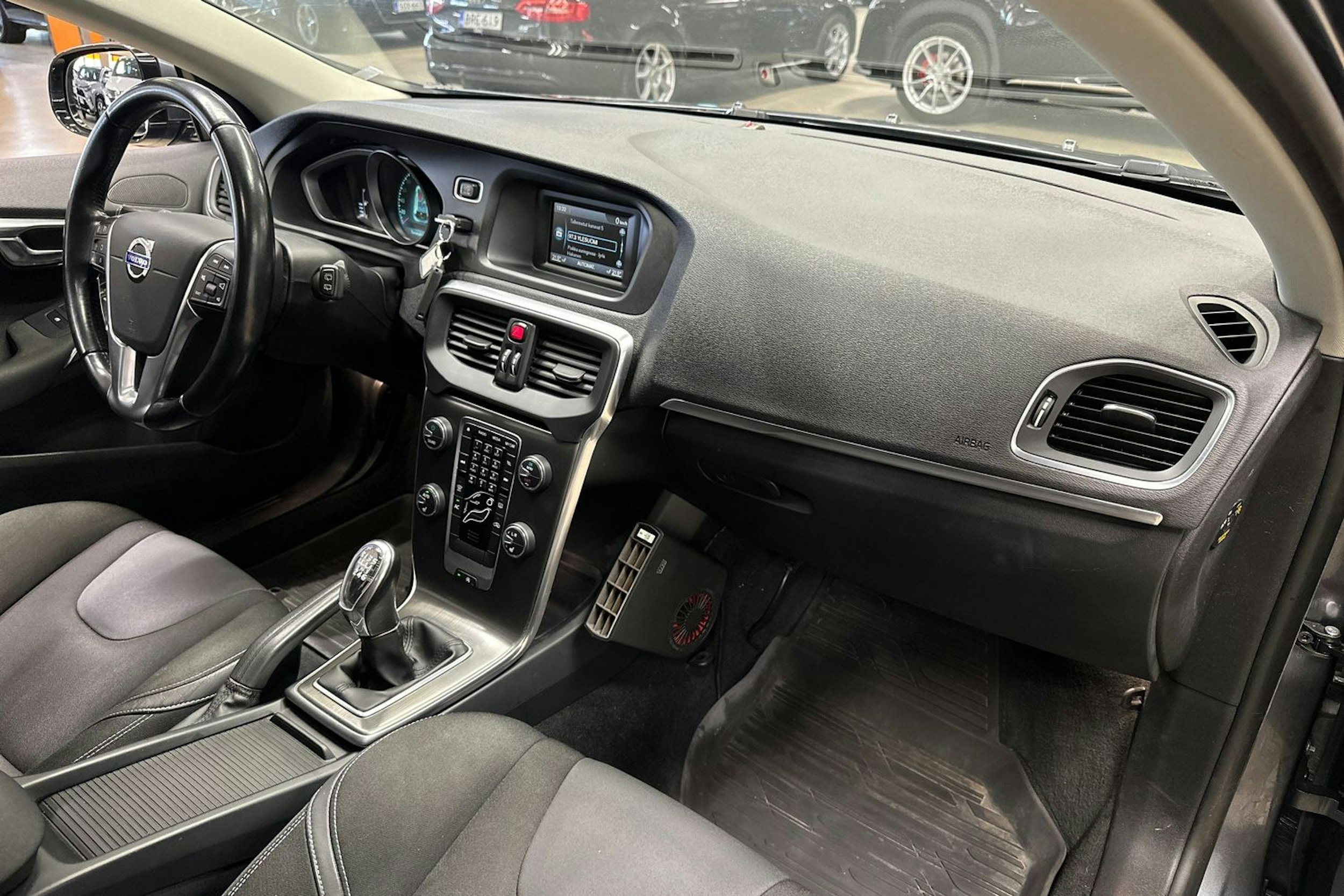 harmaa Volvo V40 2014 kuva 12.