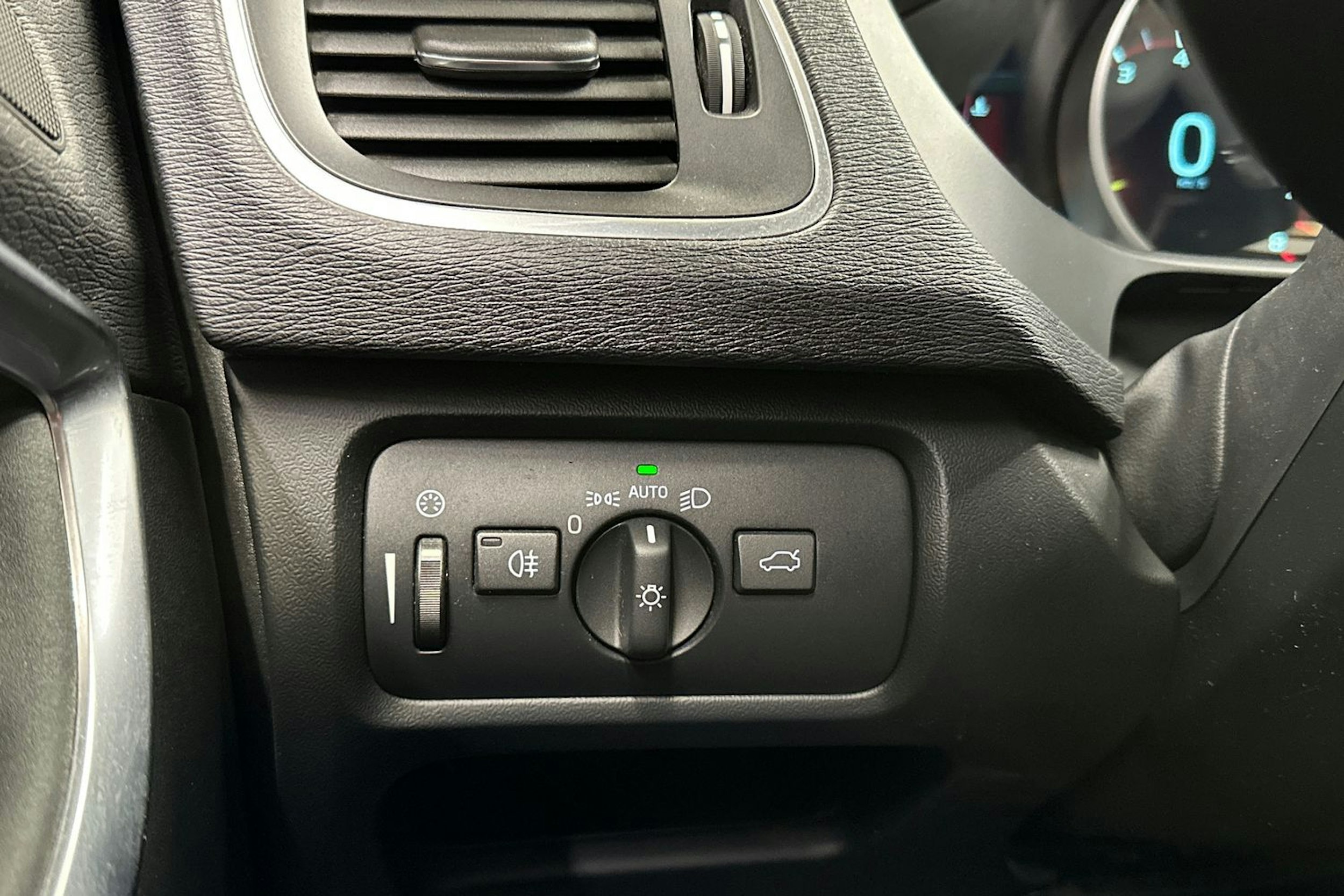 harmaa Volvo V40 2014 kuva 24.