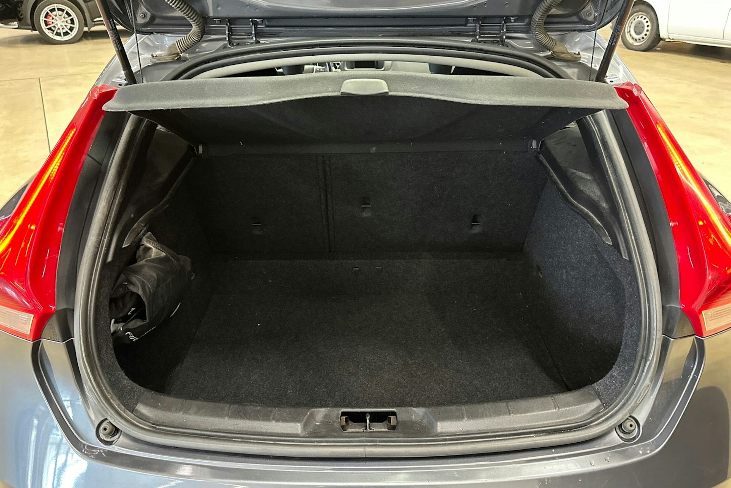 harmaa Volvo V40 2014 kuva 26.