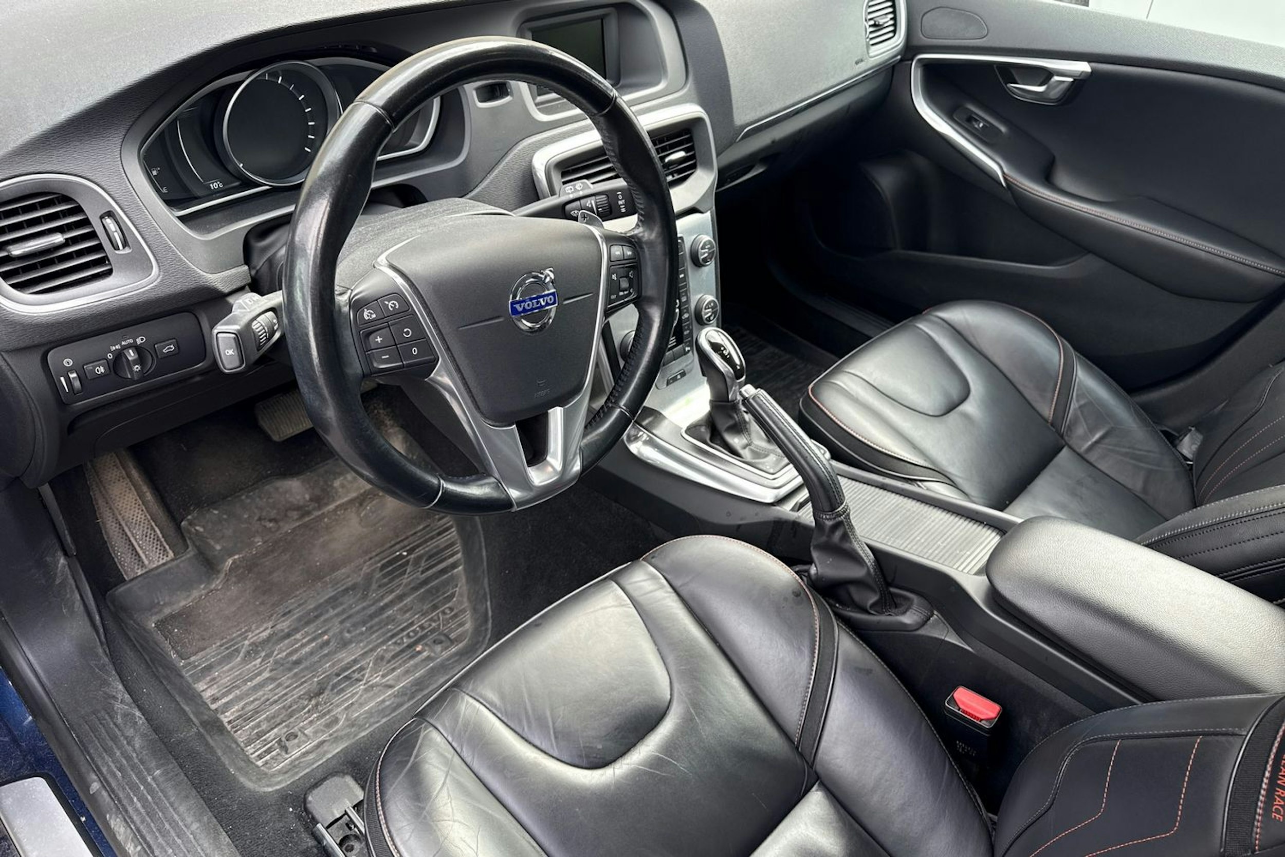 sininen Volvo V40 2014 kuva 3.