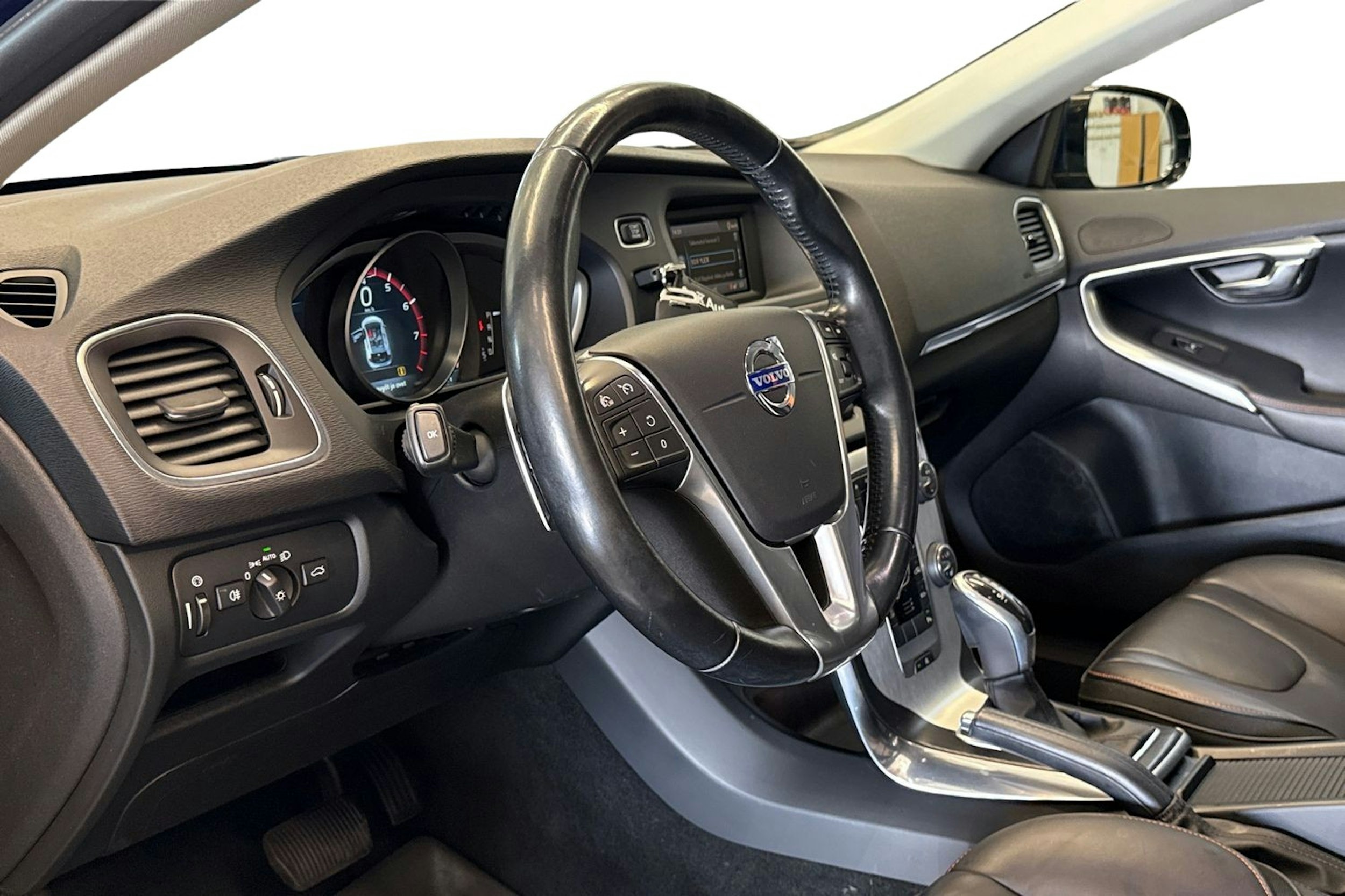 sininen Volvo V40 2014 kuva 7.
