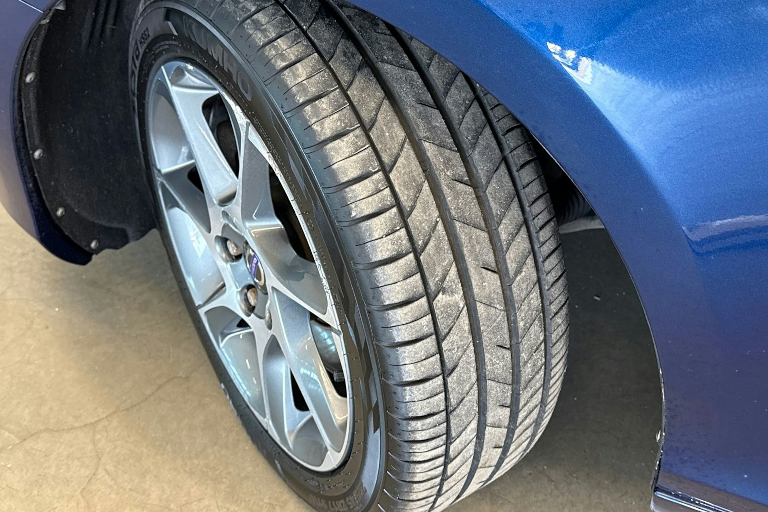 sininen Volvo V40 2014 kuva 13.