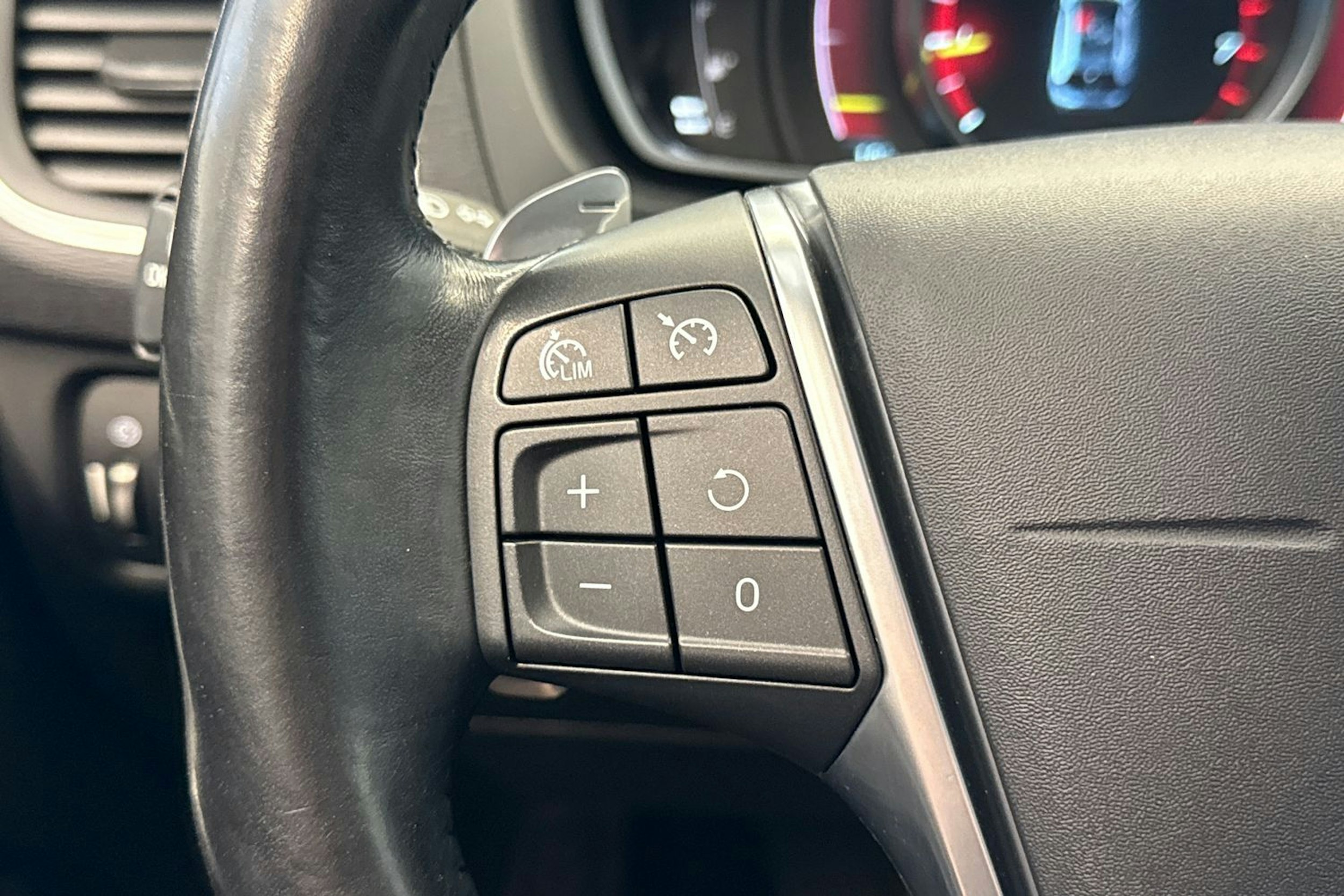 sininen Volvo V40 2014 kuva 15.