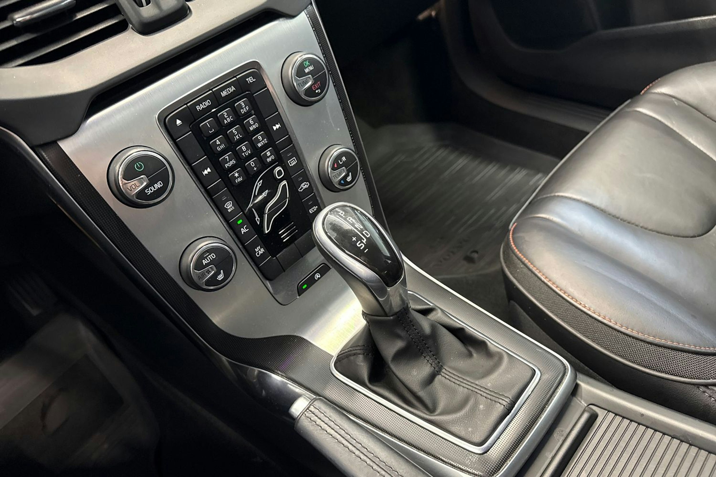 sininen Volvo V40 2014 kuva 18.