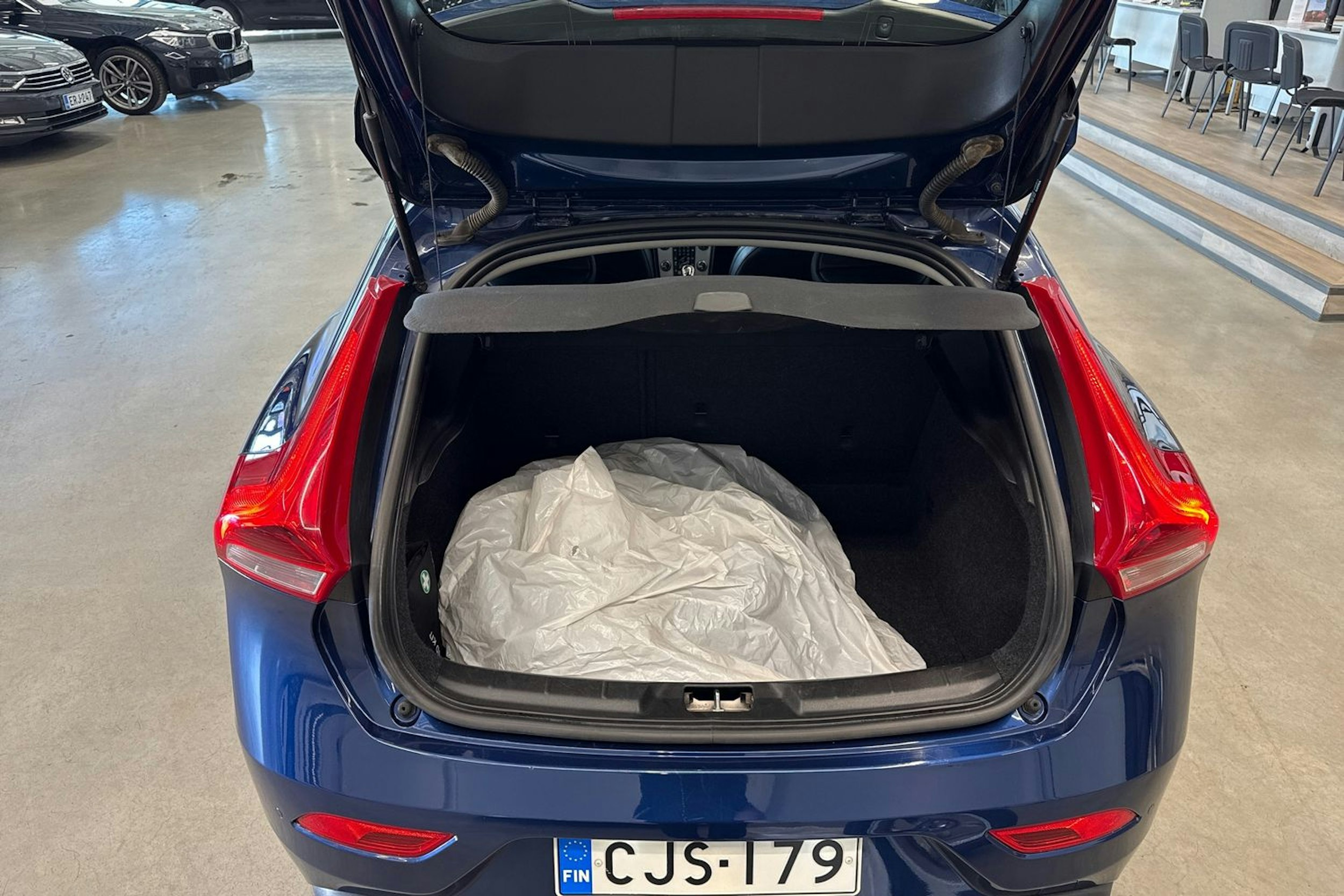sininen Volvo V40 2014 kuva 21.