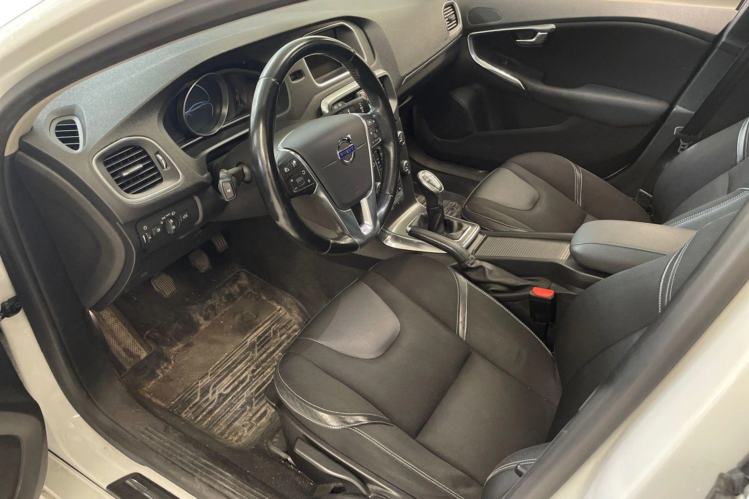 valkoinen Volvo V40 2014 kuva 3.