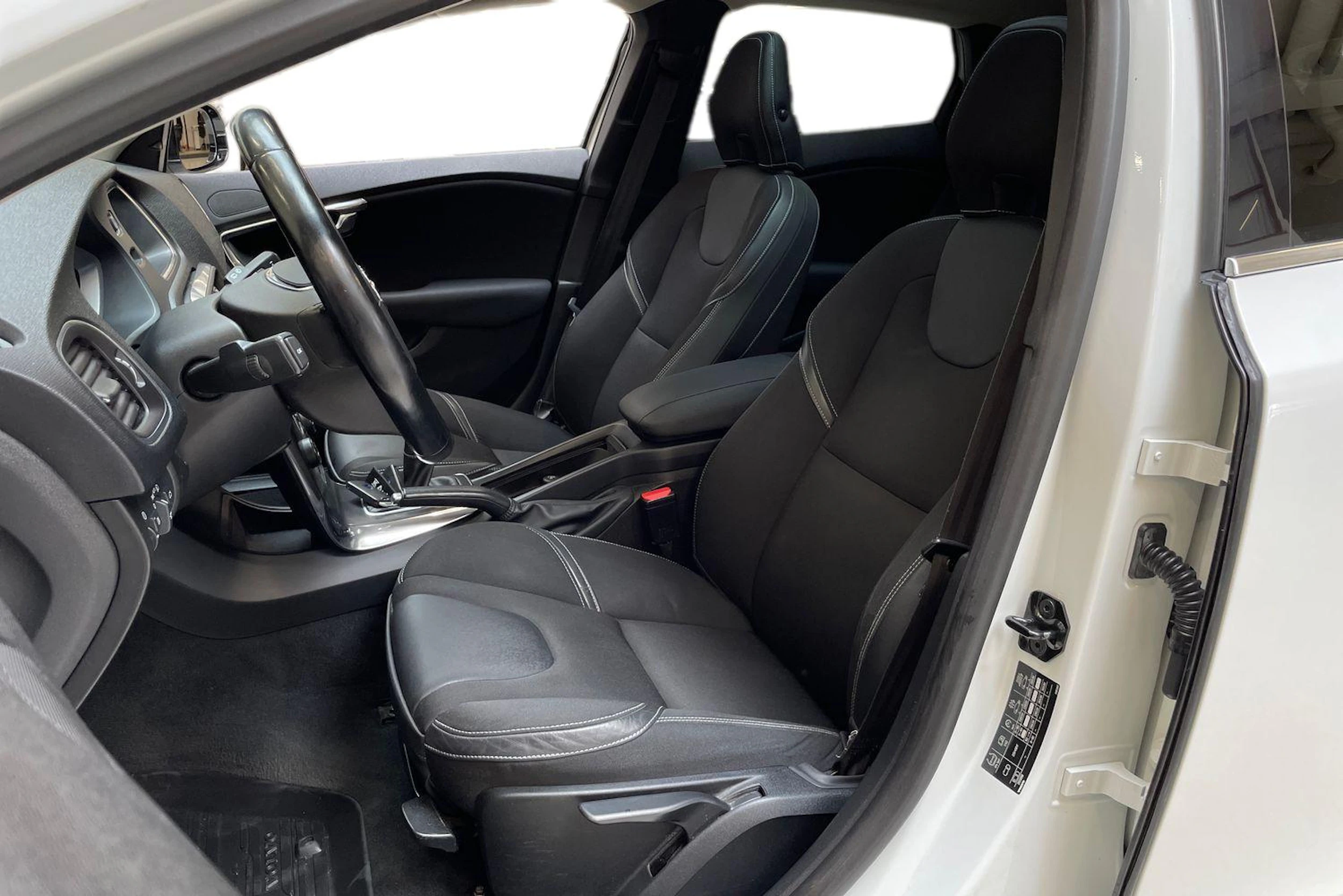 valkoinen Volvo V40 2014 kuva 6.