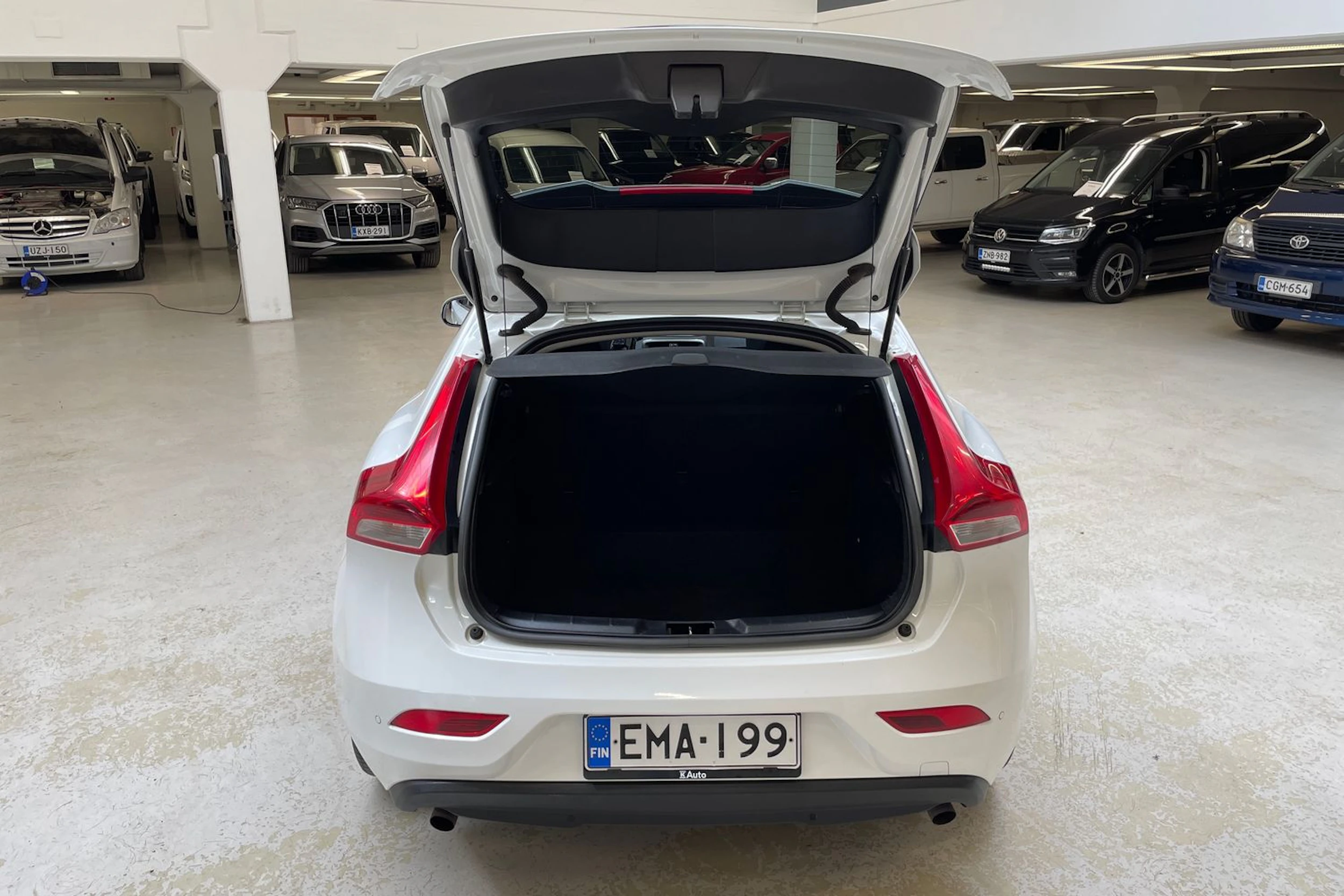 valkoinen Volvo V40 2014 kuva 11.