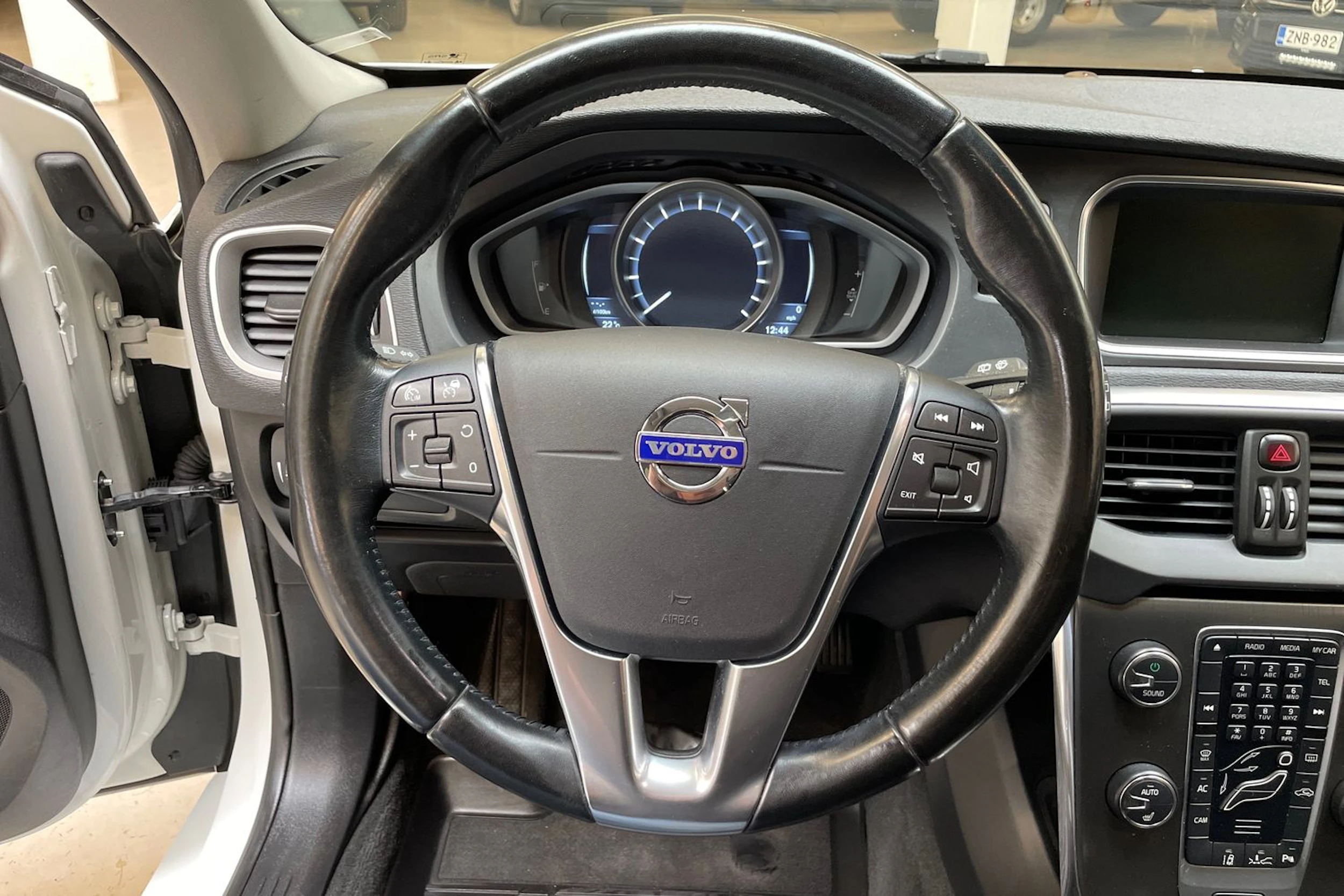 valkoinen Volvo V40 2014 kuva 13.
