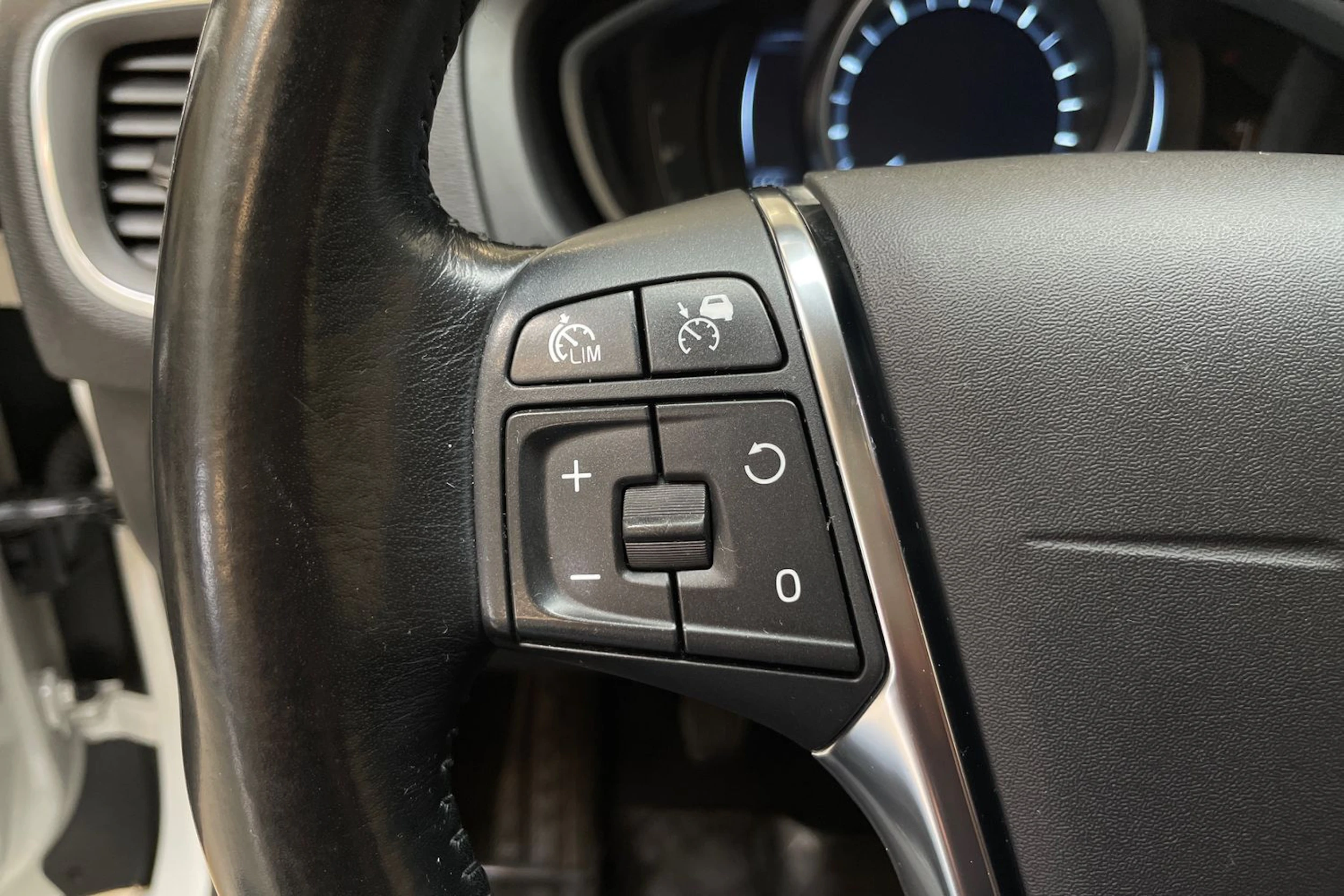 valkoinen Volvo V40 2014 kuva 14.