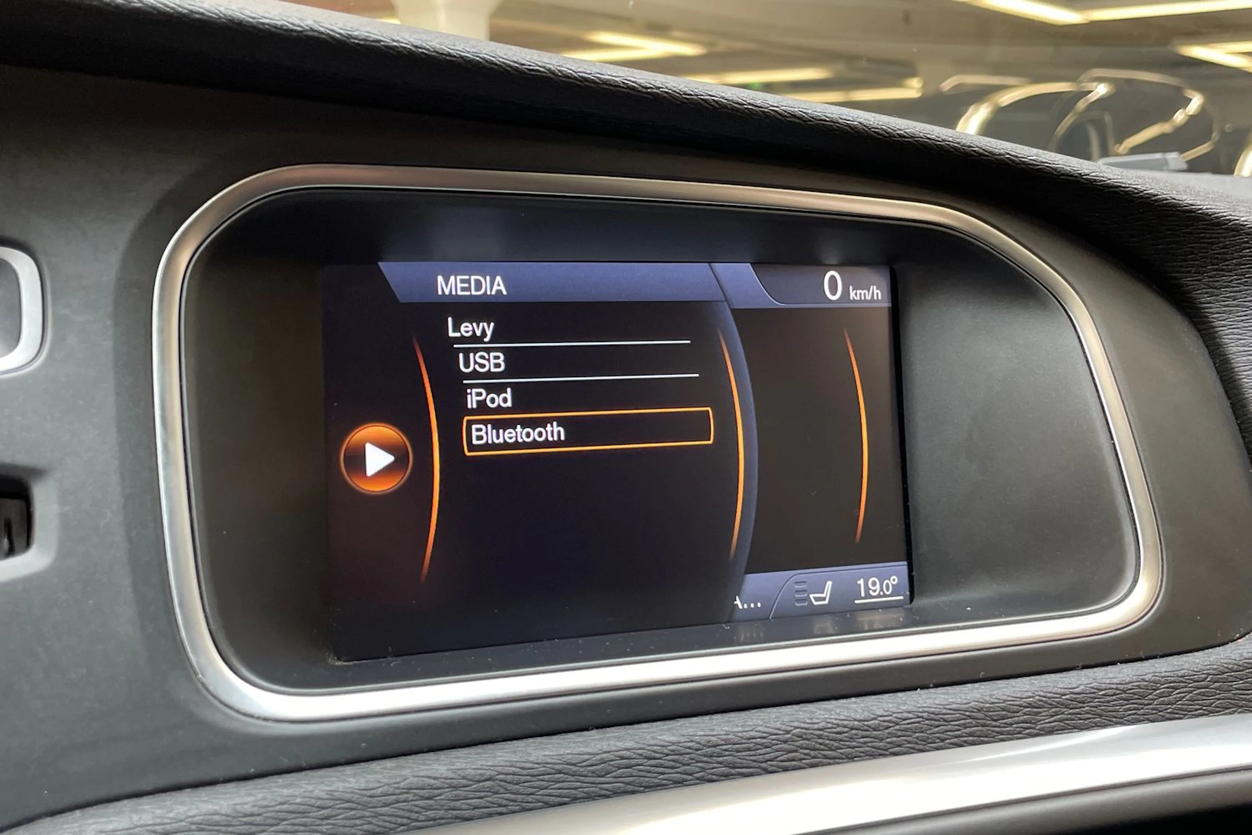 valkoinen Volvo V40 2014 kuva 19.