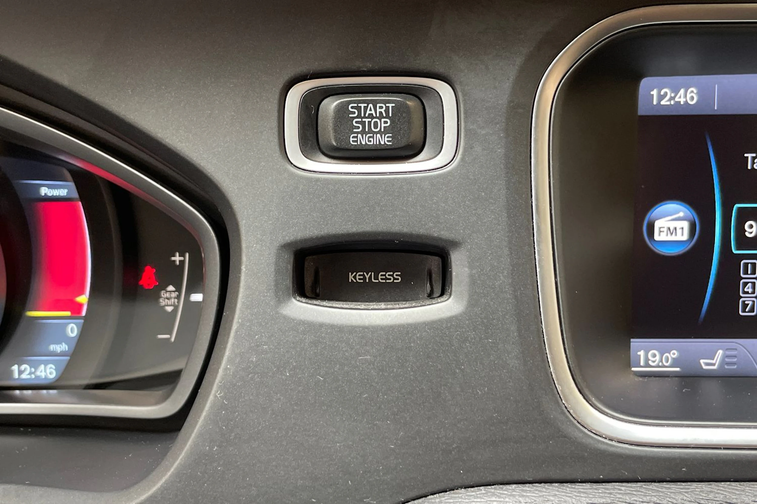 valkoinen Volvo V40 2014 kuva 23.
