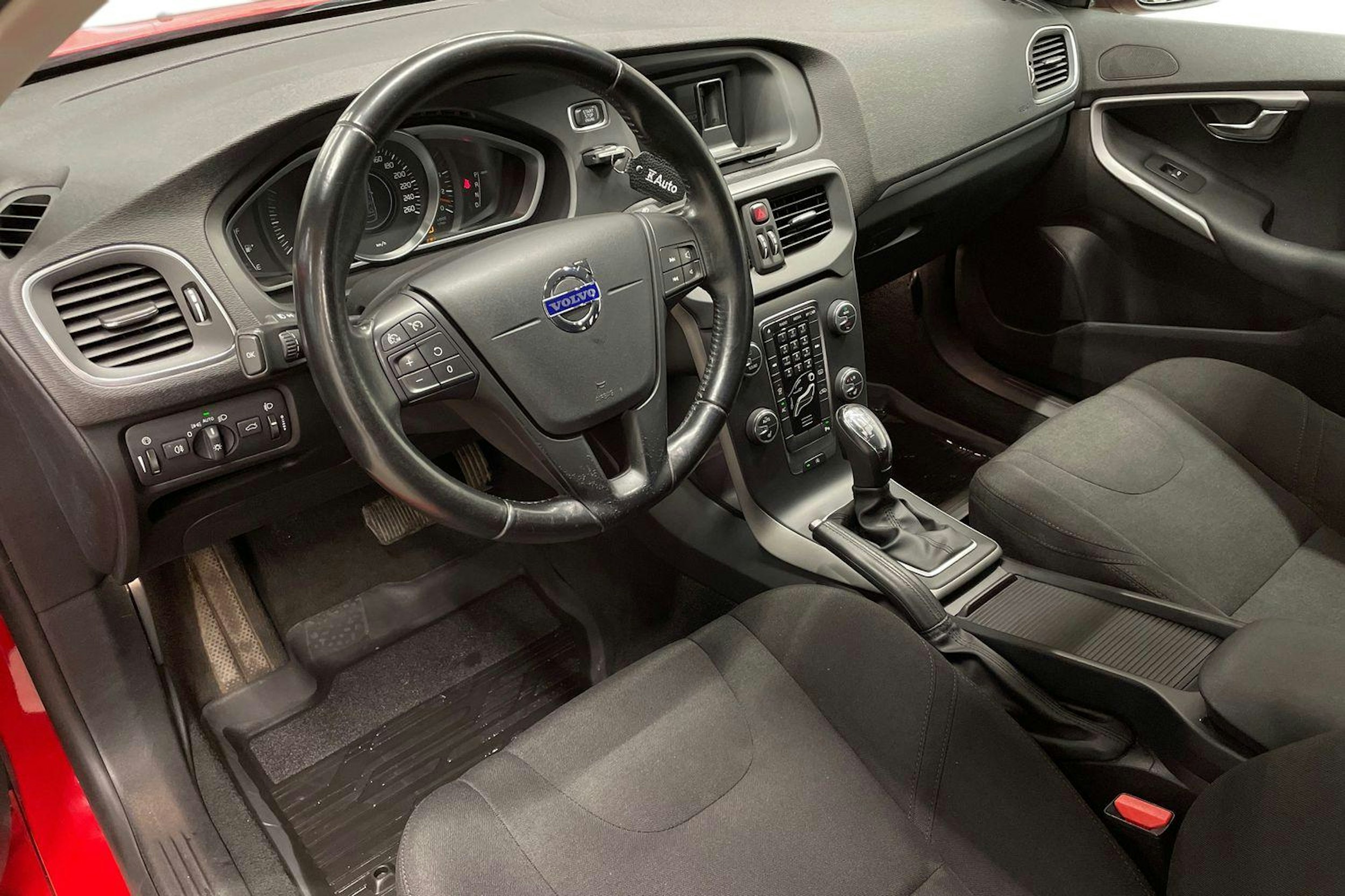 punainen Volvo V40 2014 kuva 7.