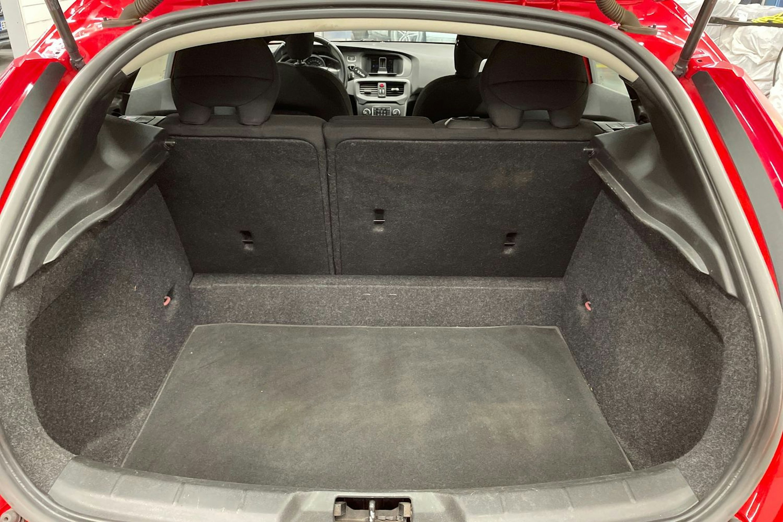 punainen Volvo V40 2014 kuva 15.