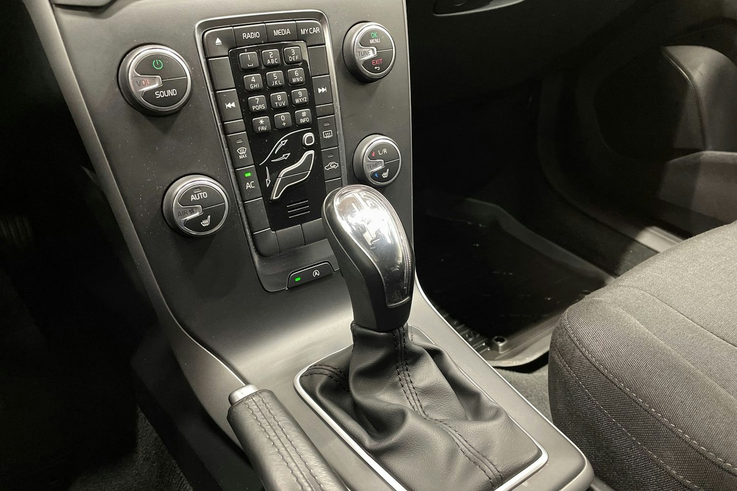 punainen Volvo V40 2014 kuva 18.