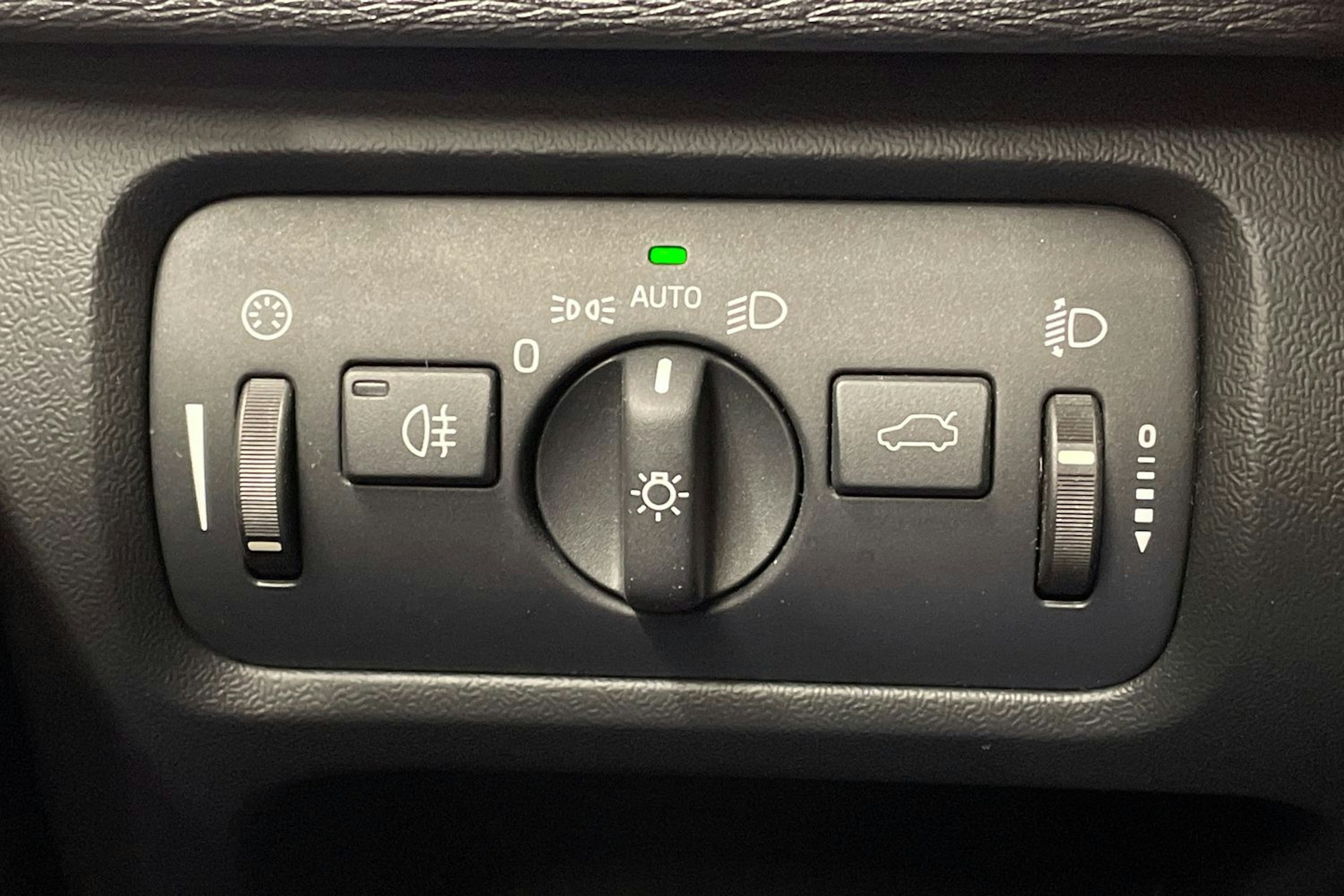 punainen Volvo V40 2014 kuva 19.