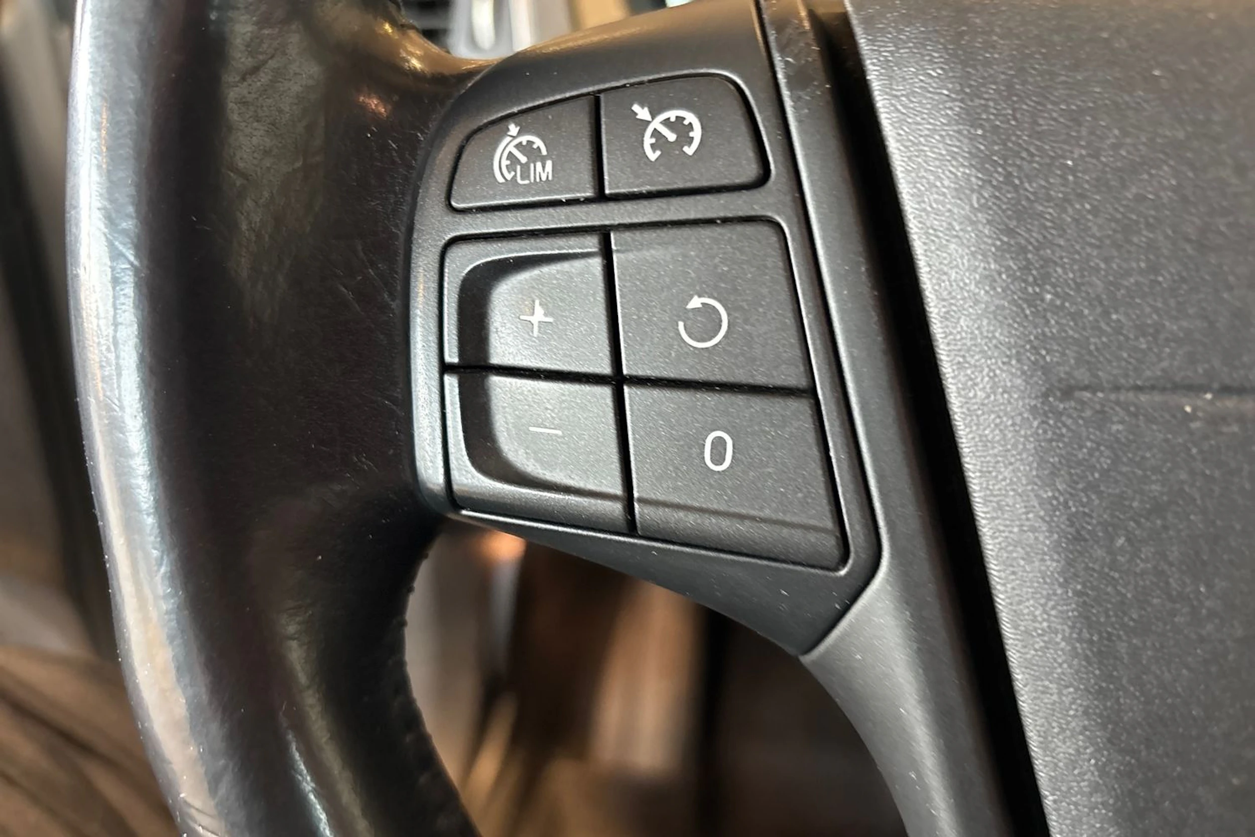 Harmaa Volvo V40 2014 kuva 12.