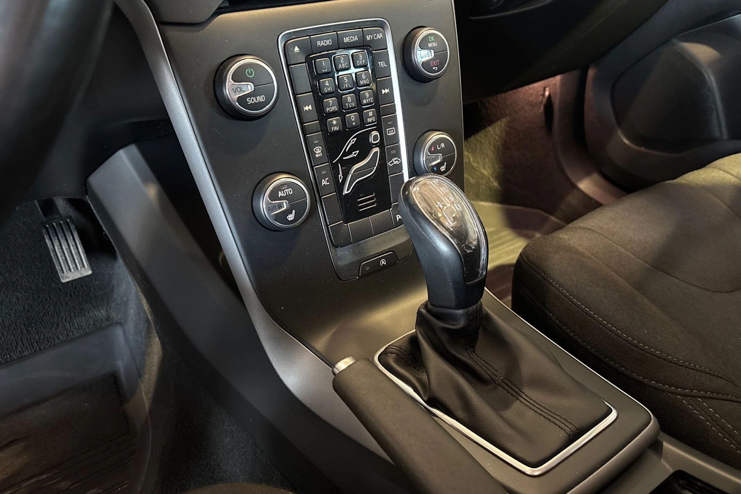 Harmaa Volvo V40 2014 kuva 14.