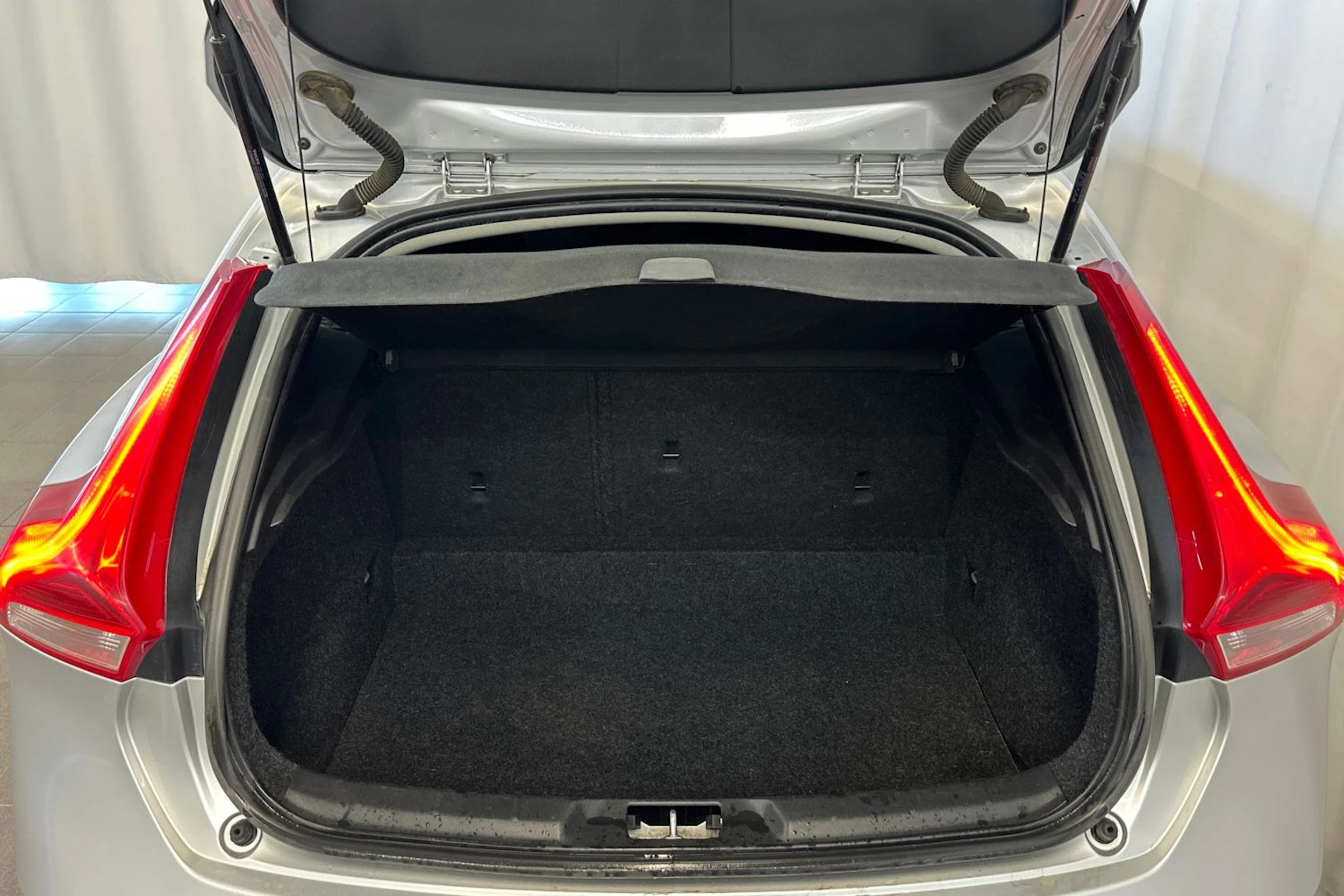 harmaa Volvo V40 2014 kuva 13.