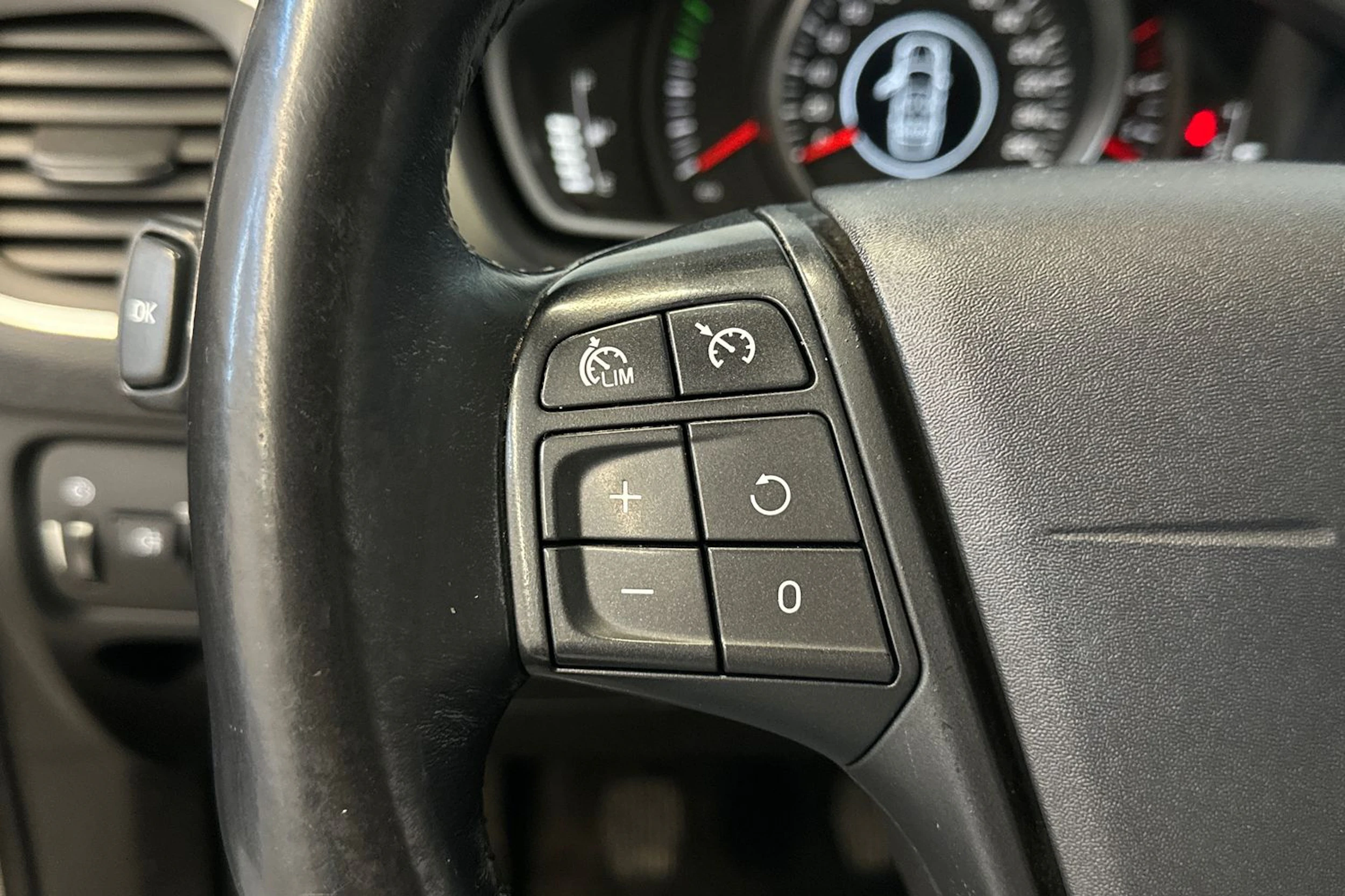 harmaa Volvo V40 2014 kuva 16.