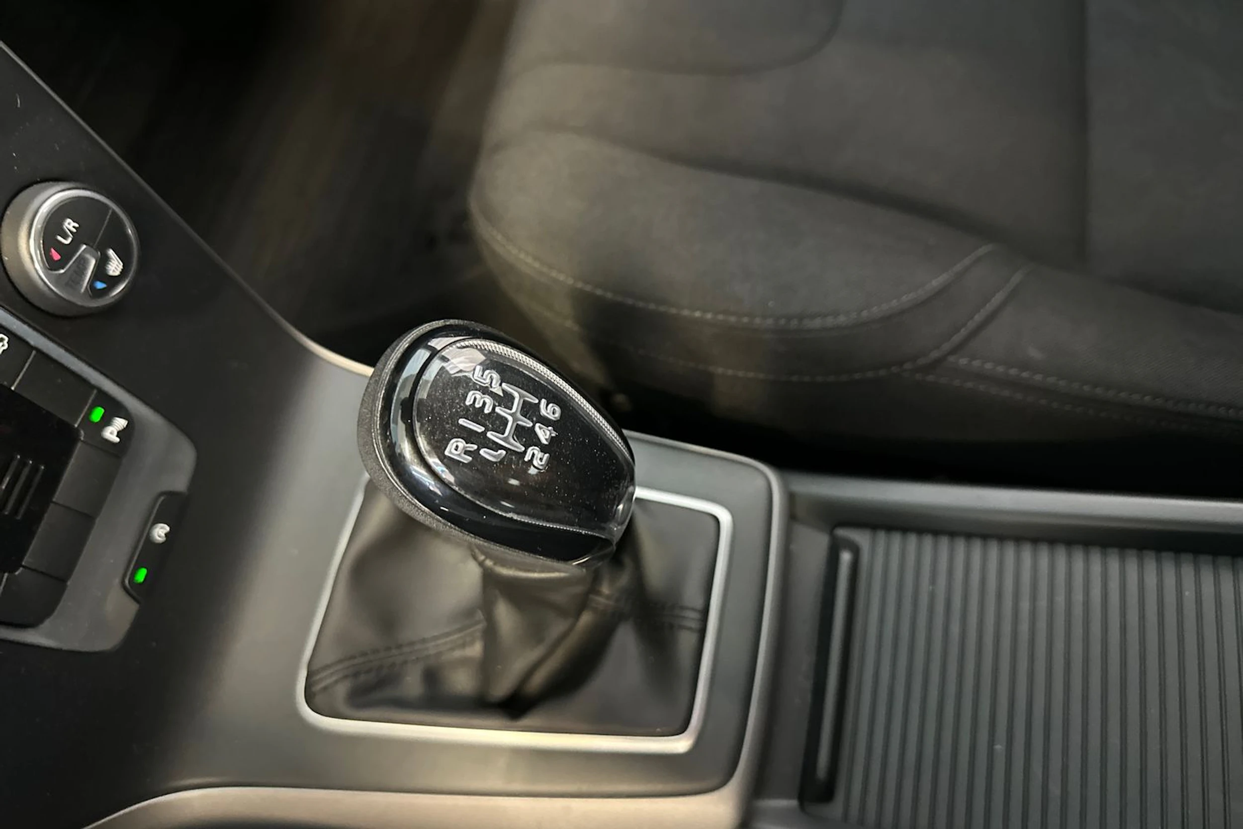 harmaa Volvo V40 2014 kuva 19.