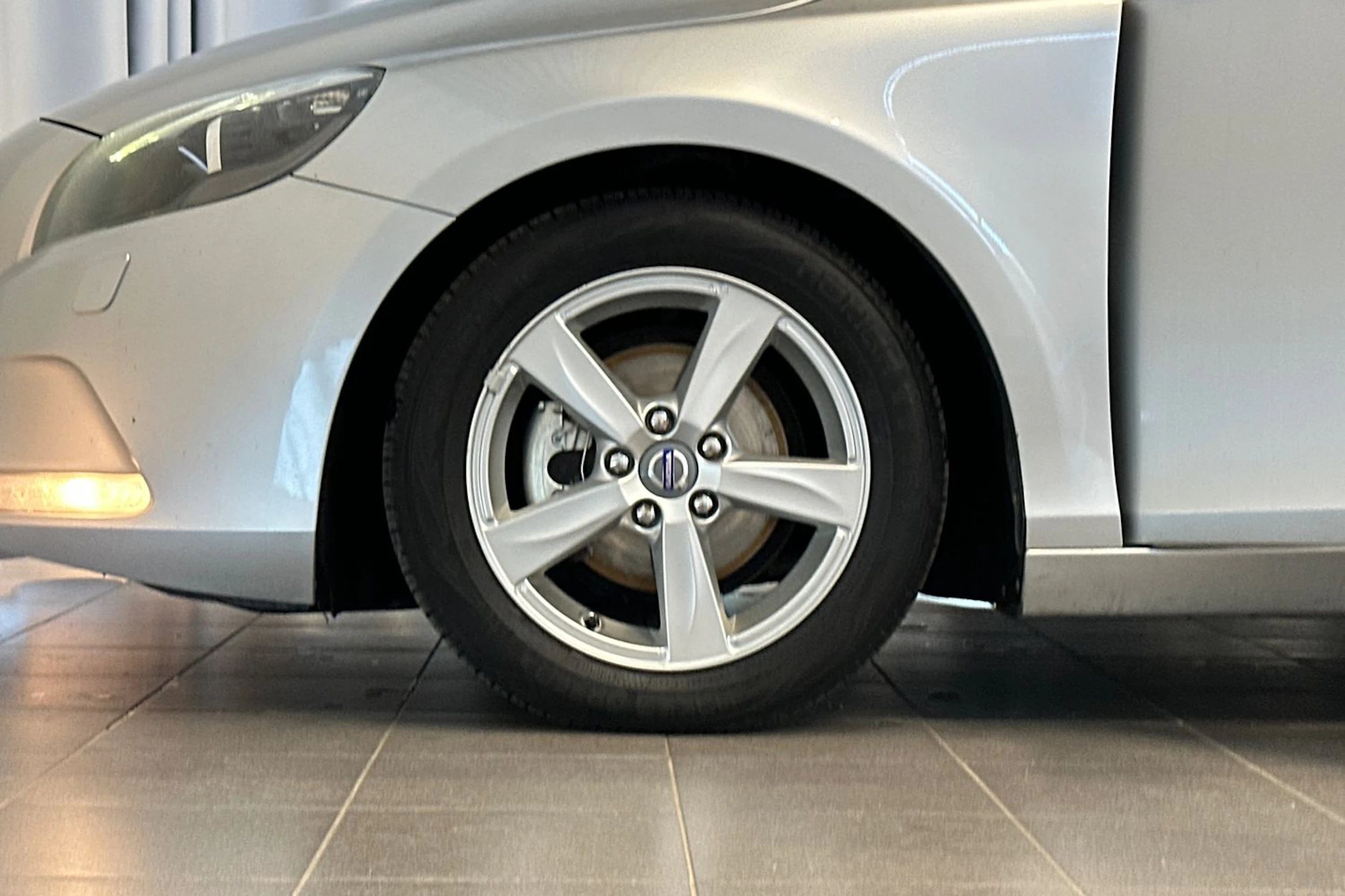 harmaa Volvo V40 2014 kuva 24.