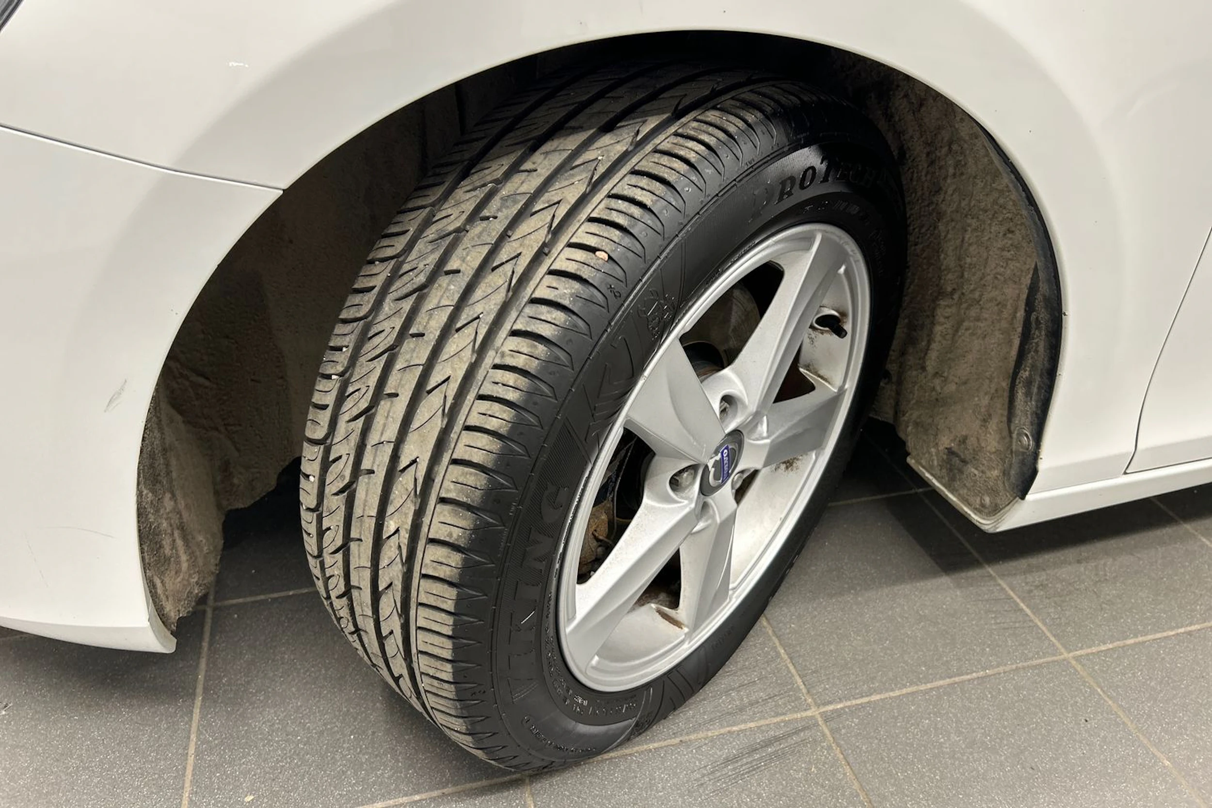 valkoinen Volvo V40 2014 kuva 13.