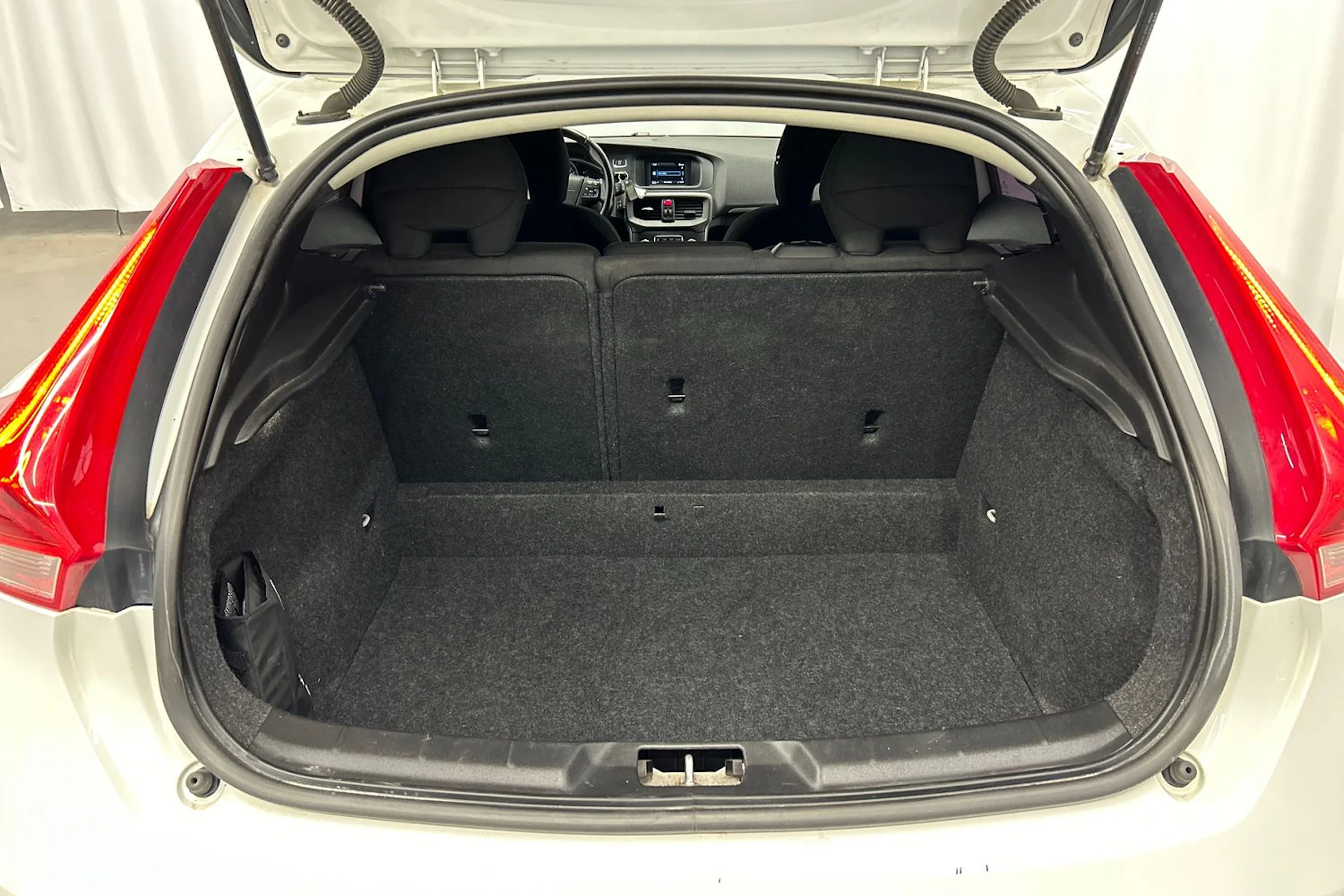 valkoinen Volvo V40 2014 kuva 16.