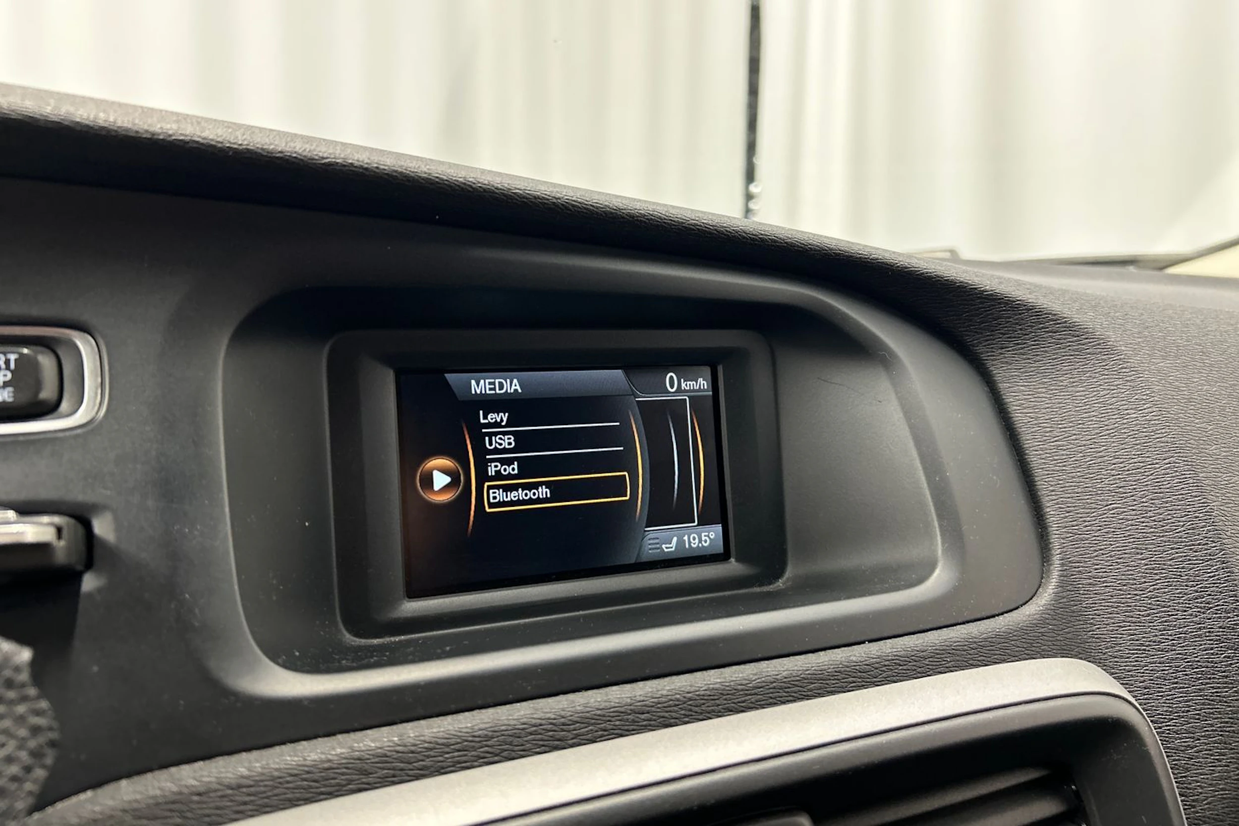 valkoinen Volvo V40 2014 kuva 21.