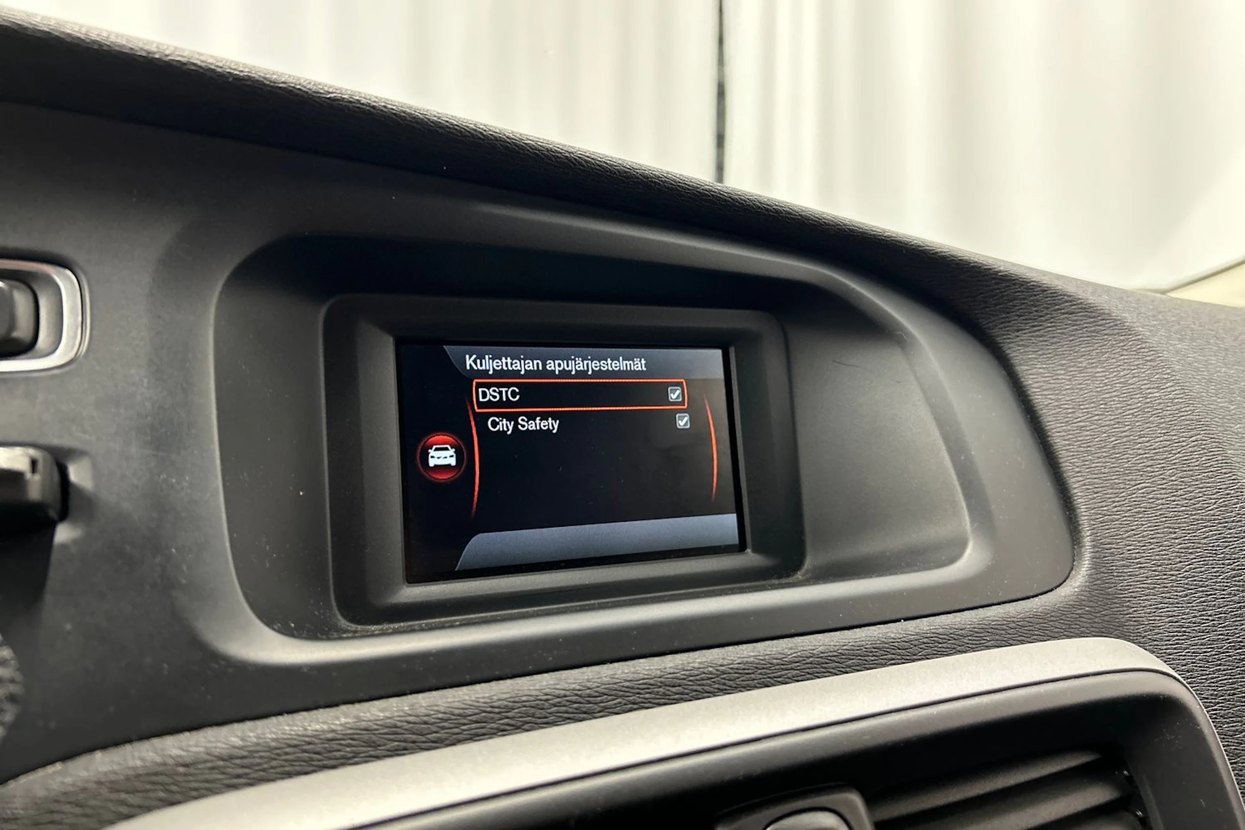 valkoinen Volvo V40 2014 kuva 22.