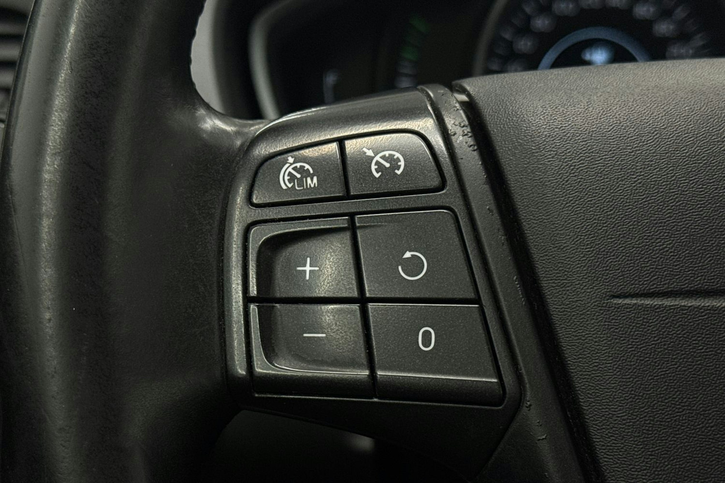 Harmaa Volvo V40 2014 kuva 16.
