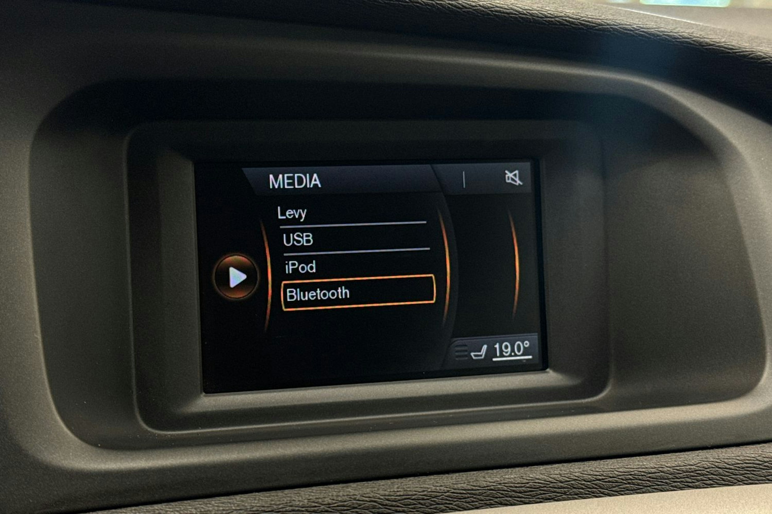 Harmaa Volvo V40 2014 kuva 23.