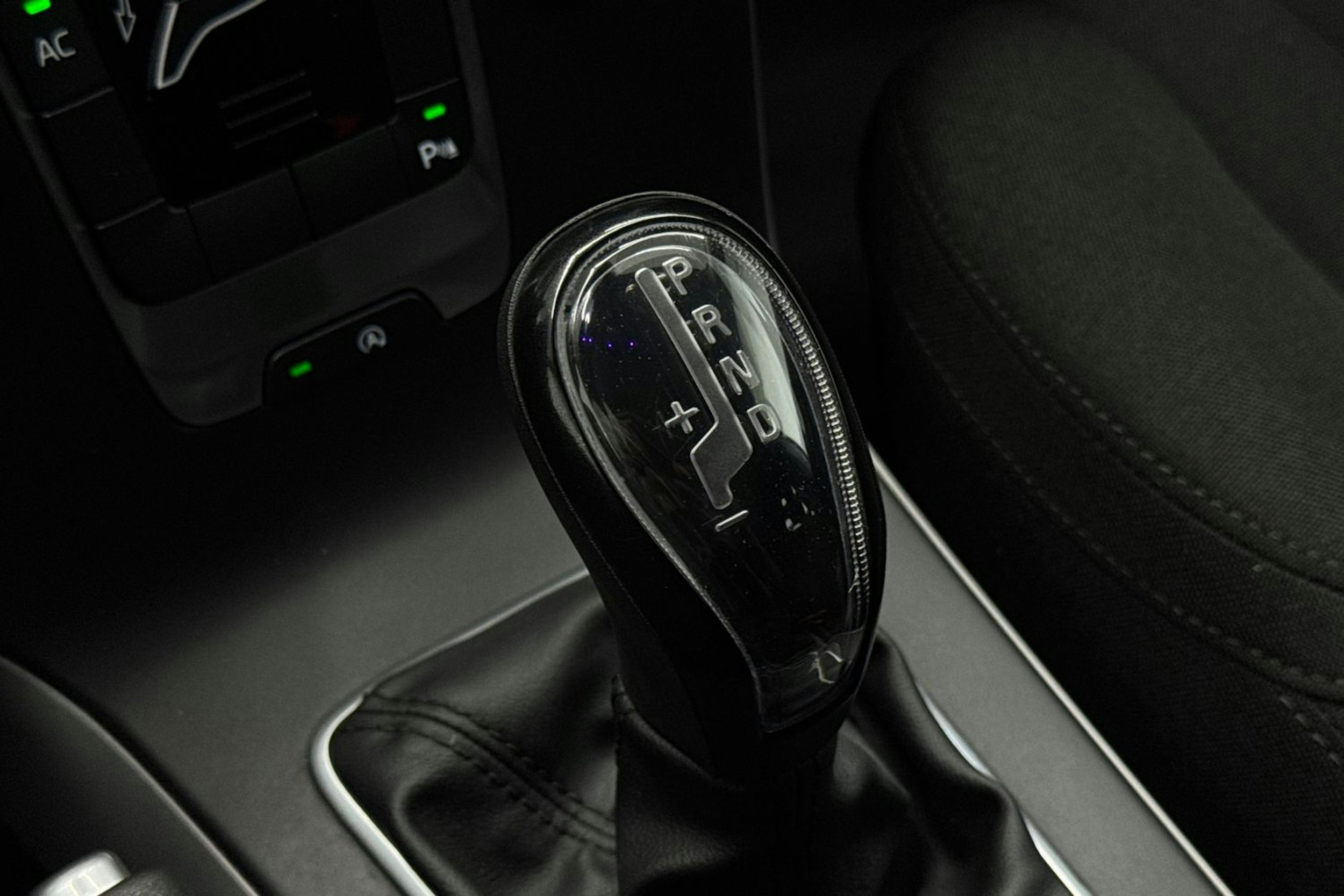 Harmaa Volvo V40 2014 kuva 27.