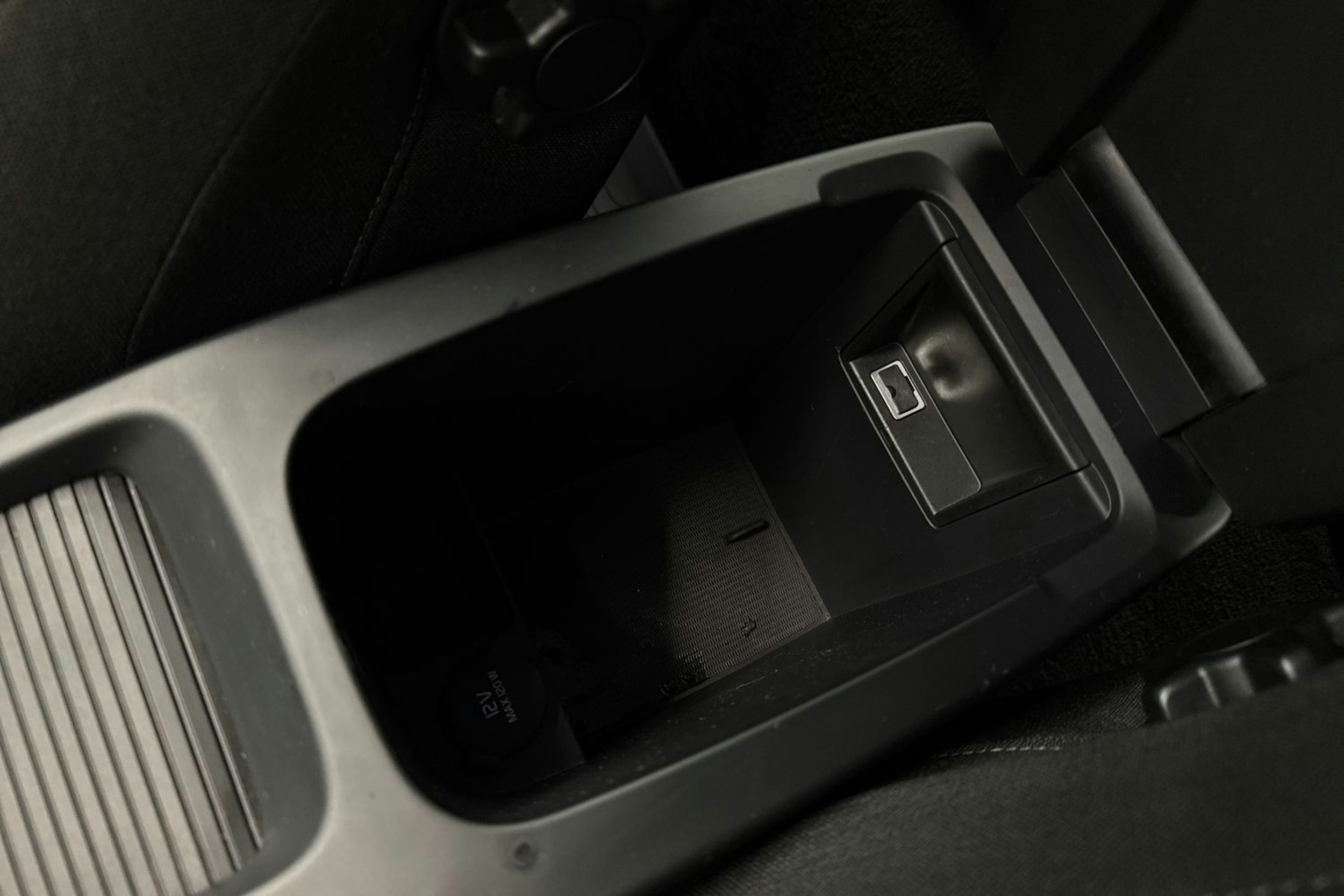 Harmaa Volvo V40 2014 kuva 29.