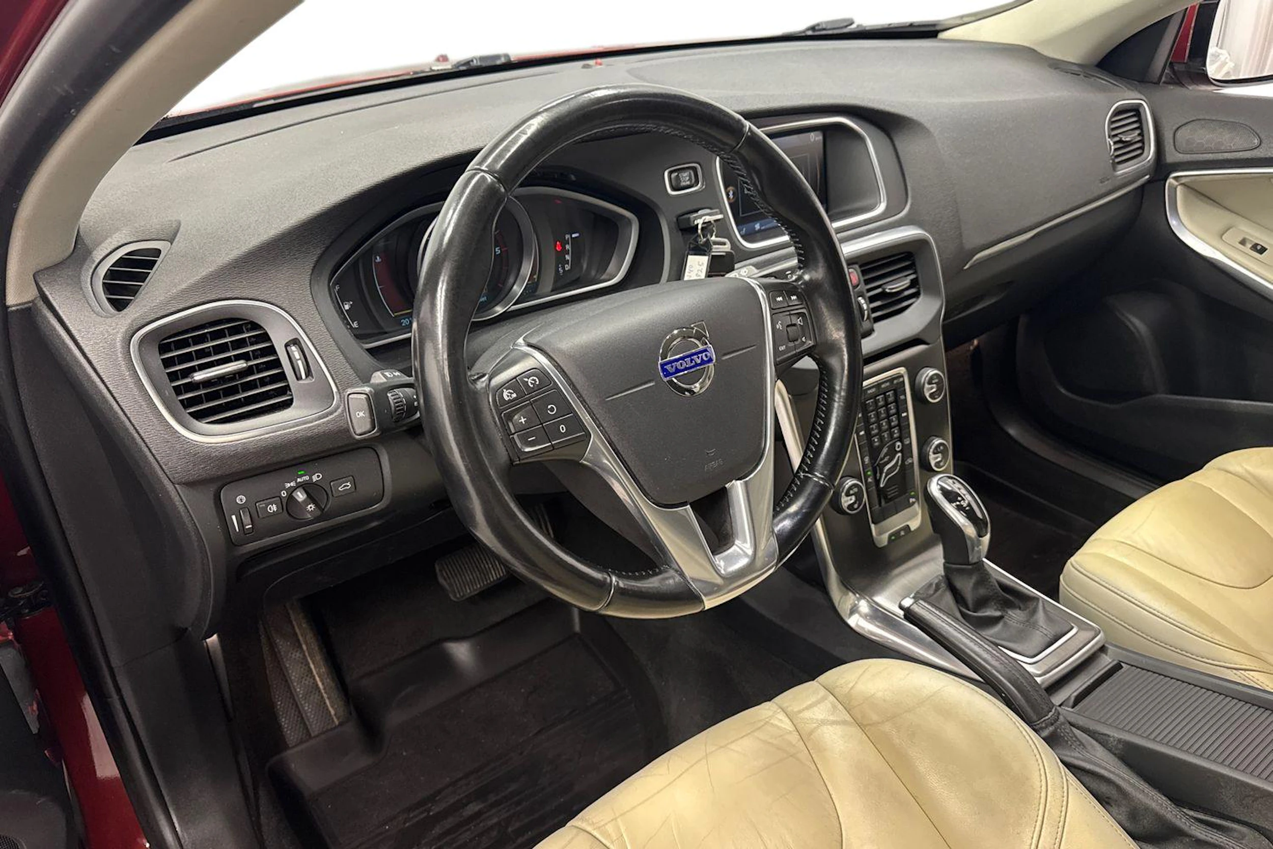 punainen Volvo V40 2014 kuva 6.