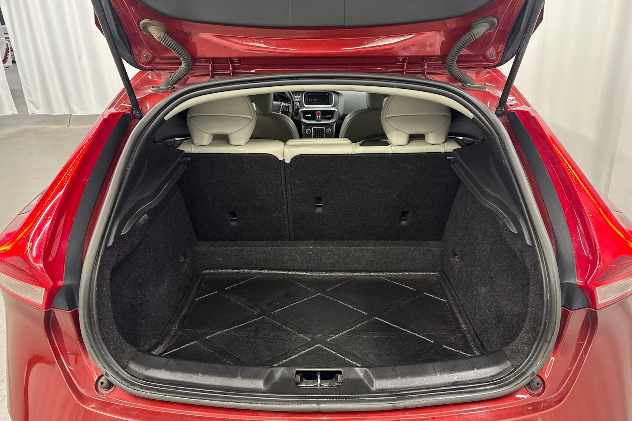 punainen Volvo V40 2014 kuva 12.