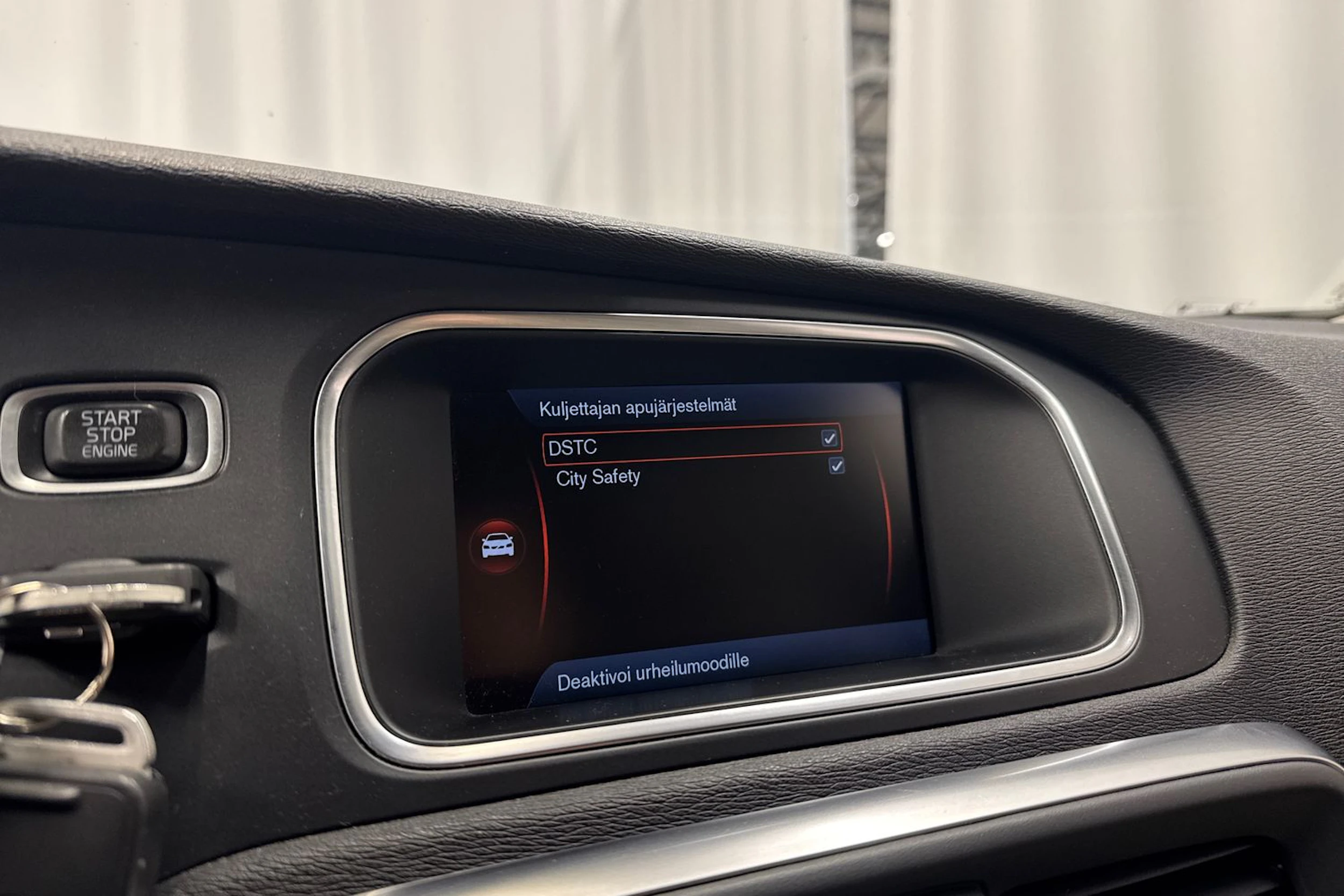 punainen Volvo V40 2014 kuva 20.